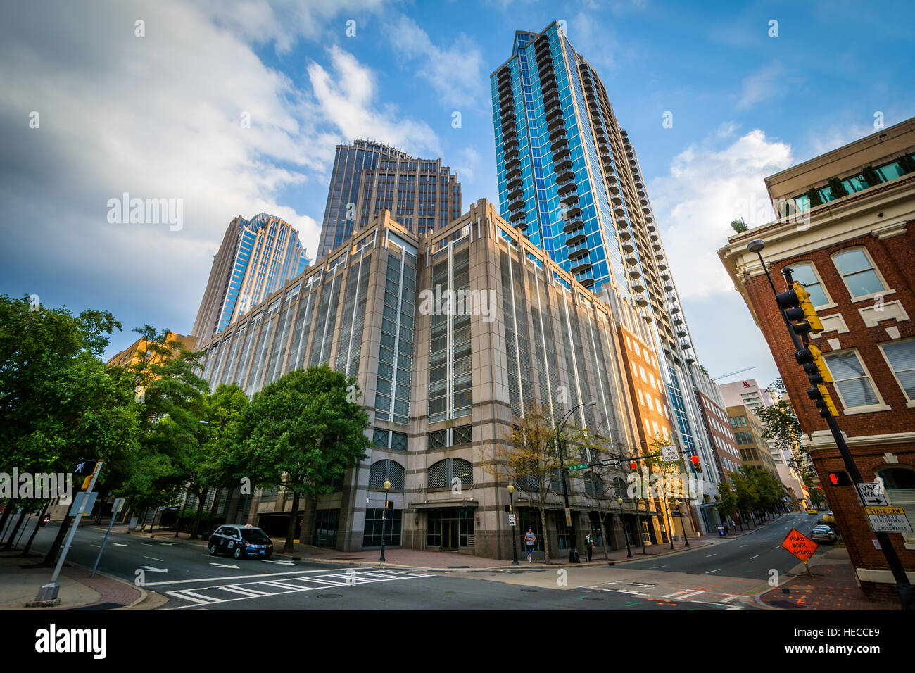 Intersezione e moderni edifici in Uptown Charlotte, North Carolina. Foto Stock