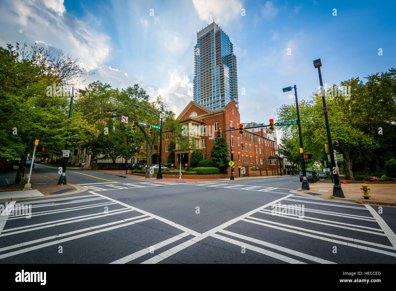 Intersezione e moderni edifici in Uptown Charlotte, North Carolina. Foto Stock