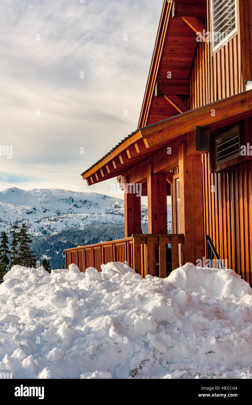 Esterno di Raven Lodge in inverno a Mount Washington Alpine Ski Resort in Strathcona Provincial Park, della Columbia britannica in Canada Foto Stock