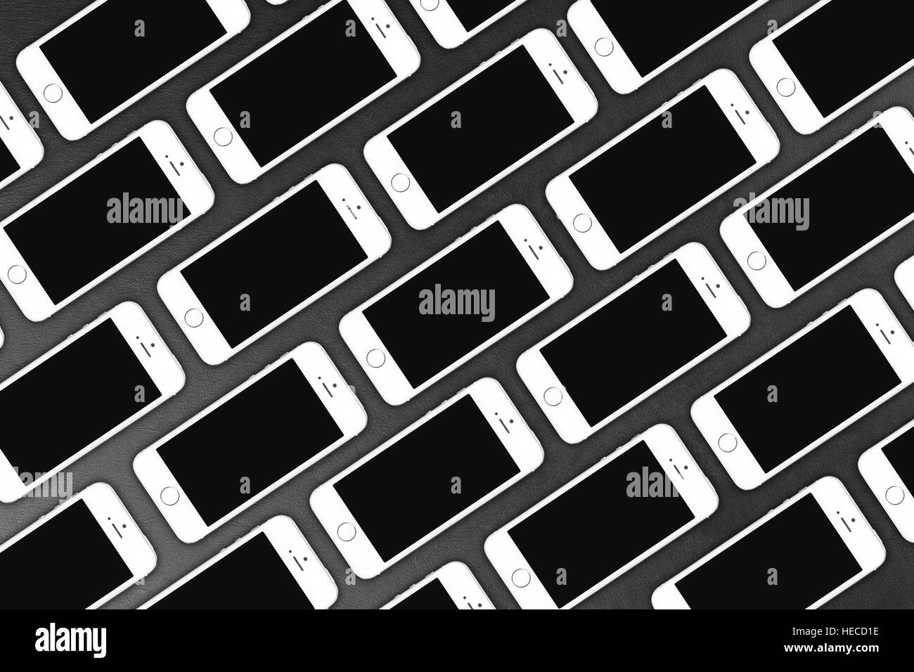 Apple iPhone 5s smartphone giacente sulla superficie di pelle Foto Stock