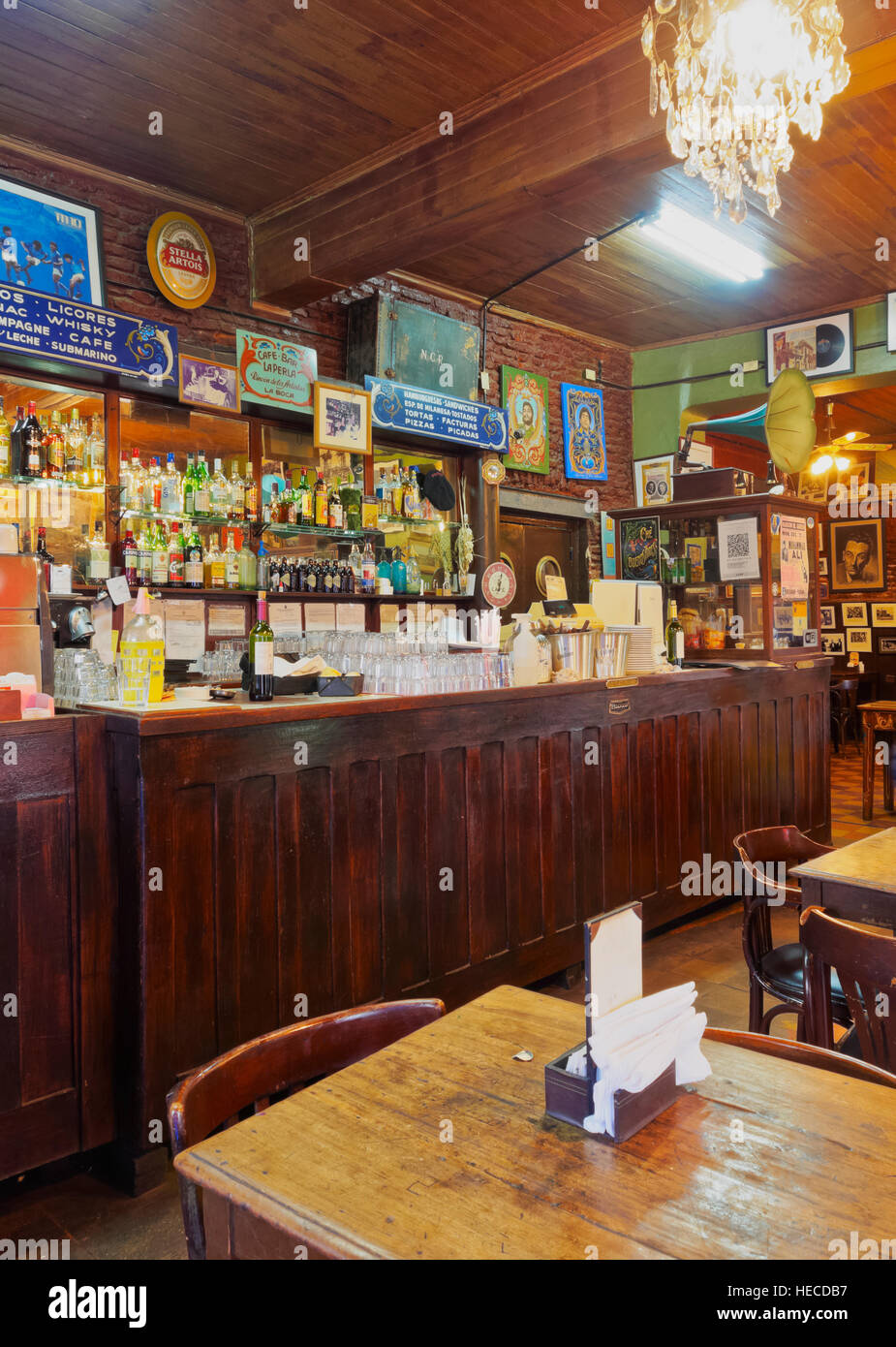 Argentina, Buenos Aires, La Boca, vista interna del cafe bar La Perla. Foto Stock