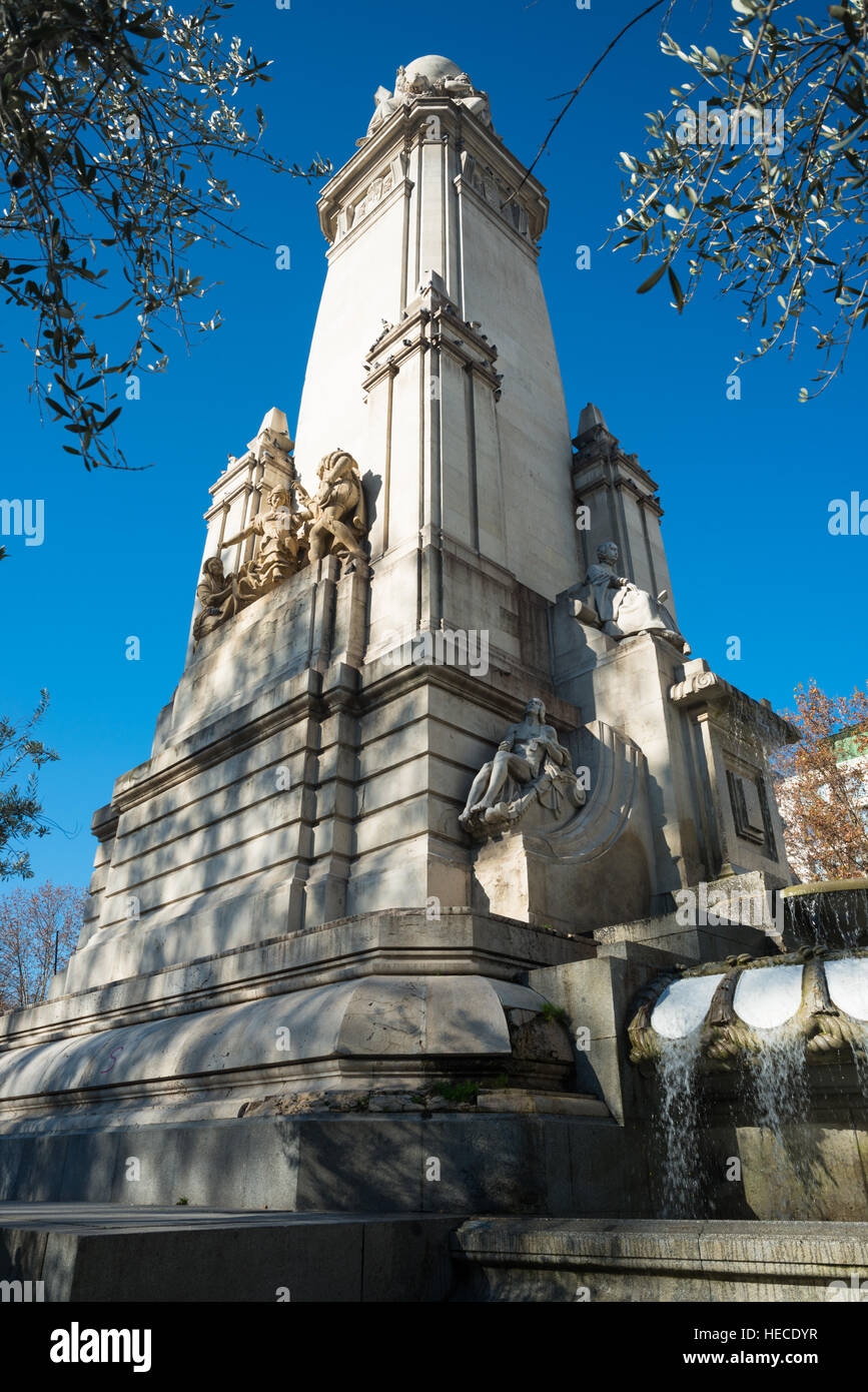 Fontana e da un monumento a Plaza de España, Madrid, Spagna. Foto Stock
