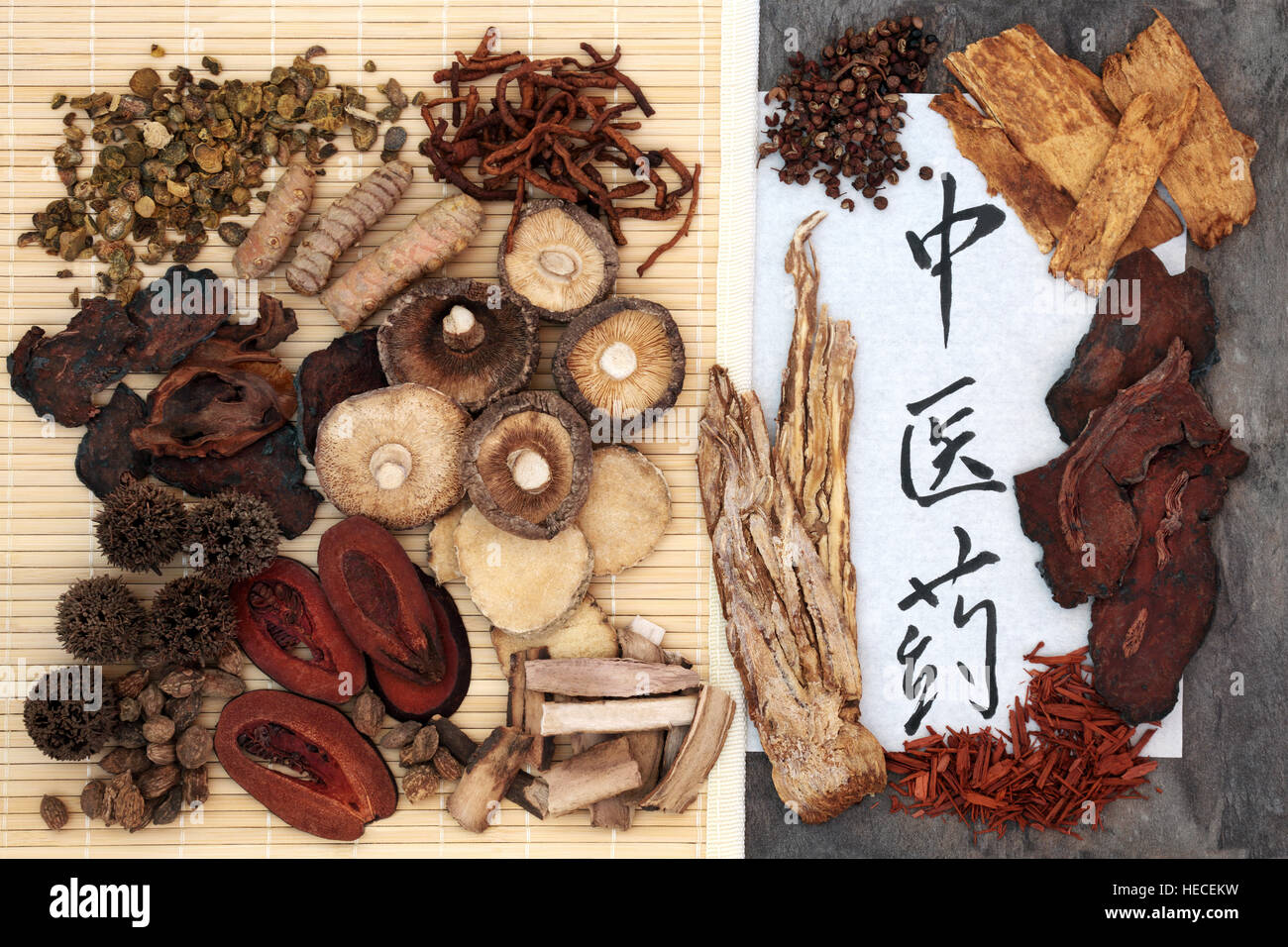 Chinese medicine a base di erbe e di selezione dello script di calligrafia su carta di riso. La traduzione si legge come chinese medicine a base di erbe. Foto Stock