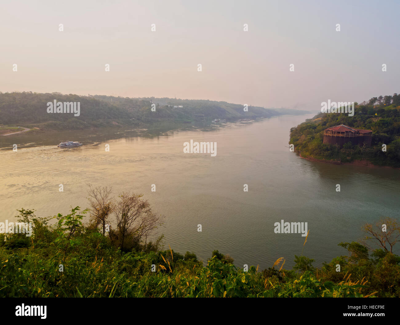 Argentina, Misiones, Puerto Iguazu, vista la Triplice Frontiera, dove Rio Paraná si unisce con il Rio Iguacu. Foto Stock