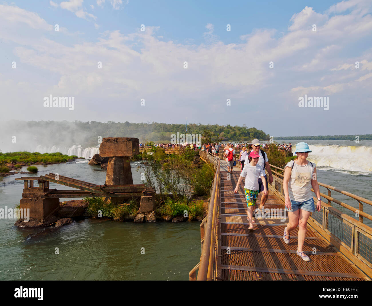 Argentina, Misiones, Puerto Iguazu, Jetty portando la Garganta del Diablo. Foto Stock