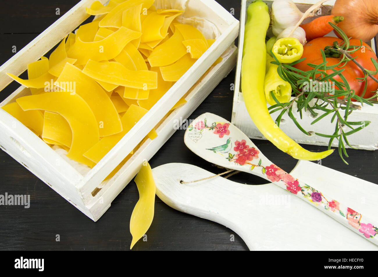 In casa la pasta cruda in un bianco cassa in legno Foto Stock