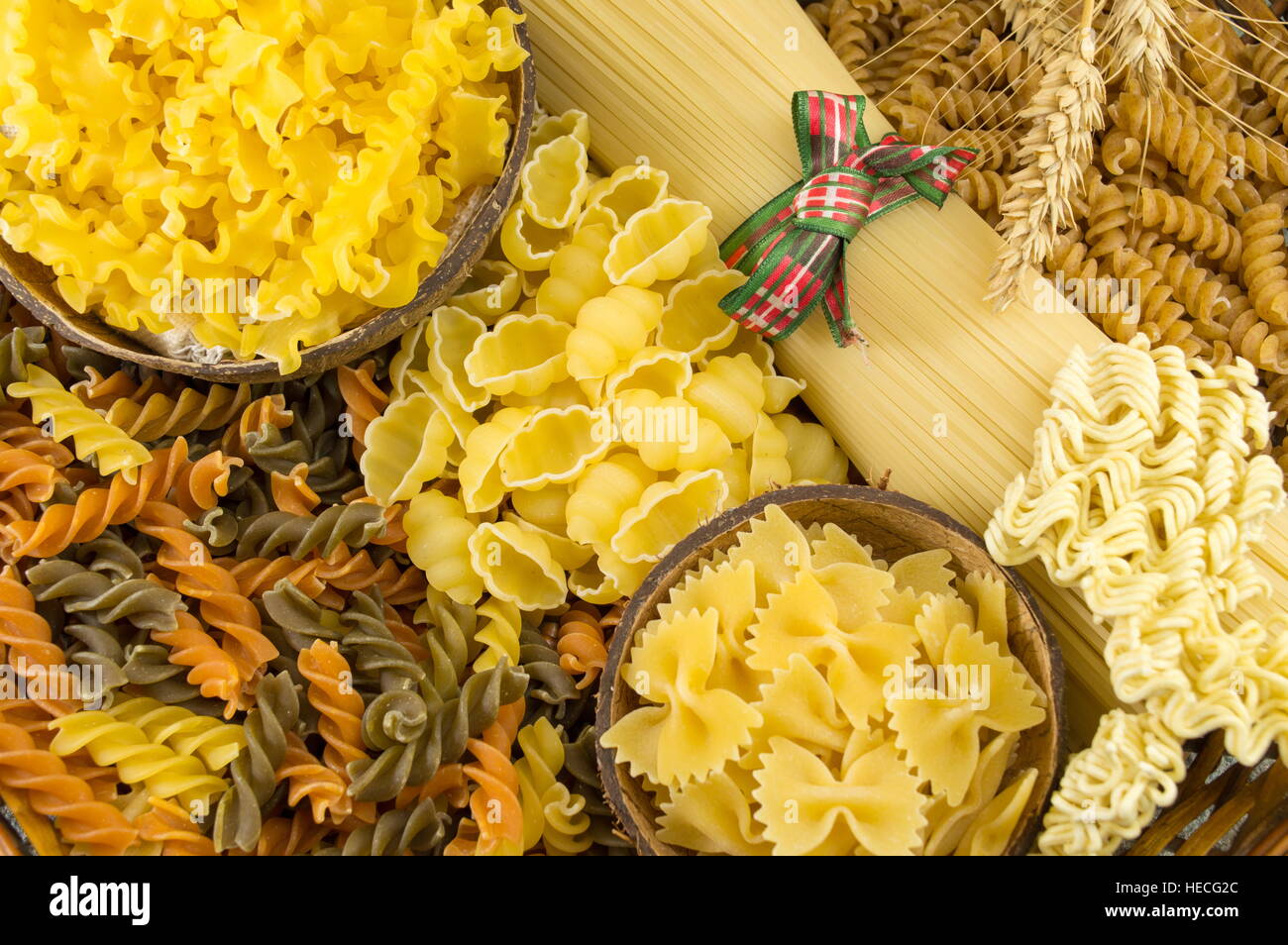 Diversi tipi di paste alimentari non cotte su una pila Foto Stock