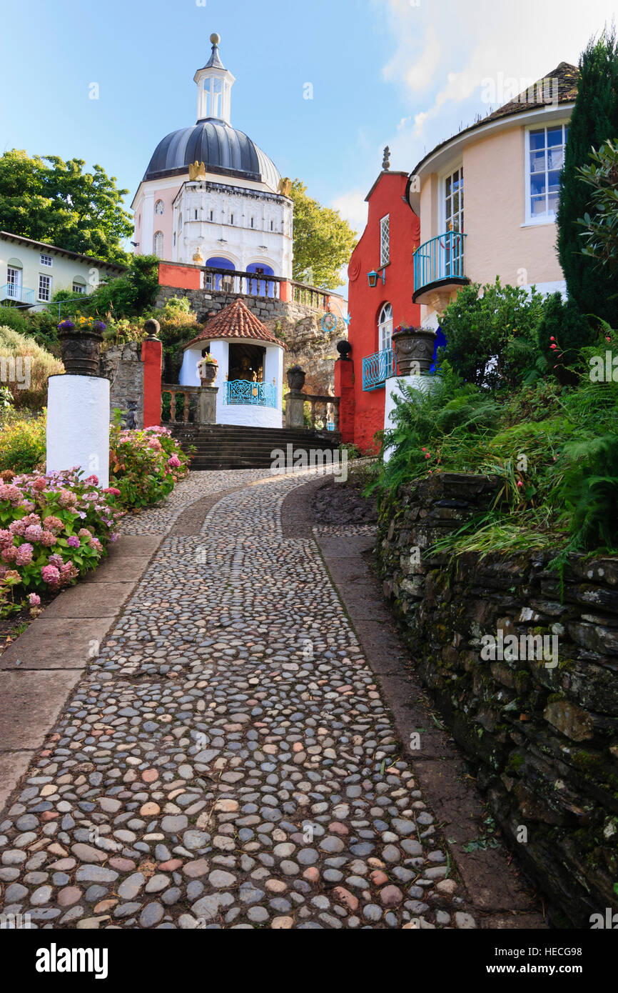 Vista su una strada a ciottoli nel Italianamente villaggio di Portmeirion, il Galles del Nord Foto Stock