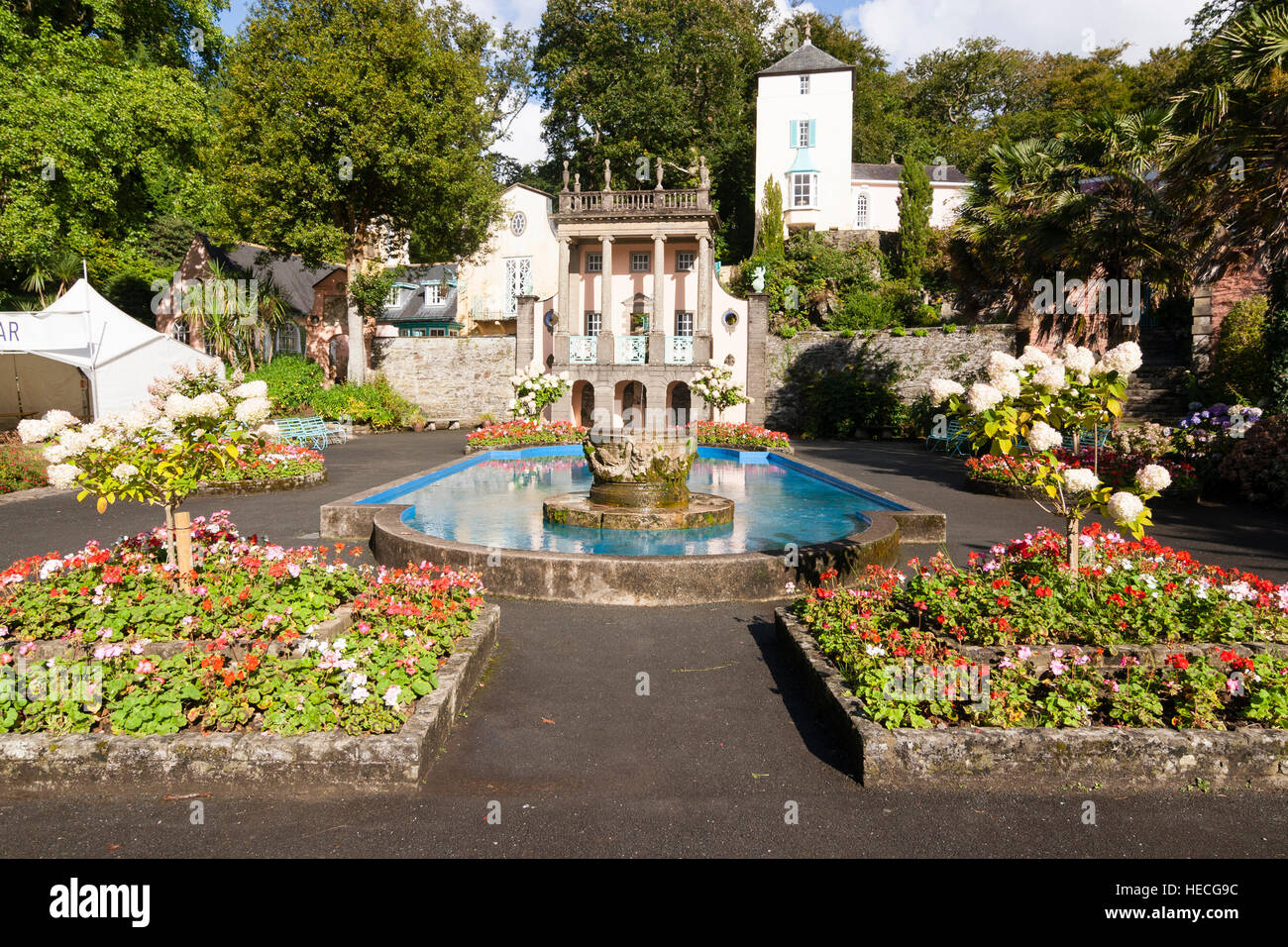 Piscina ornamentali e aiuole di fiori nella piazza centrale del villaggio Italianamente di Portmeirion, il Galles del Nord Foto Stock