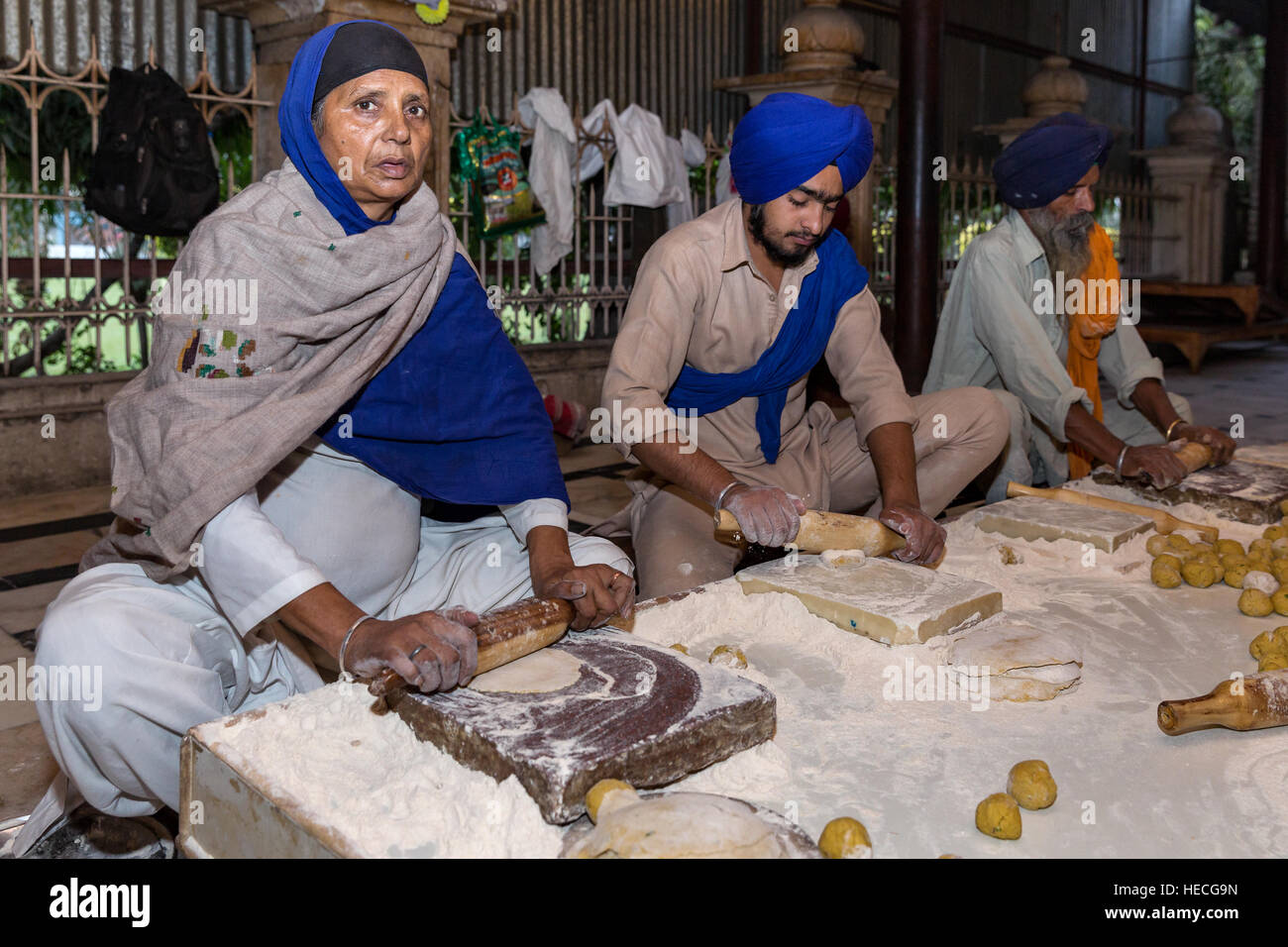 Persone che lavorano presso la Comunità kitchen, il Tempio Dorato (Harmandir Sahib), Punjab, India Foto Stock