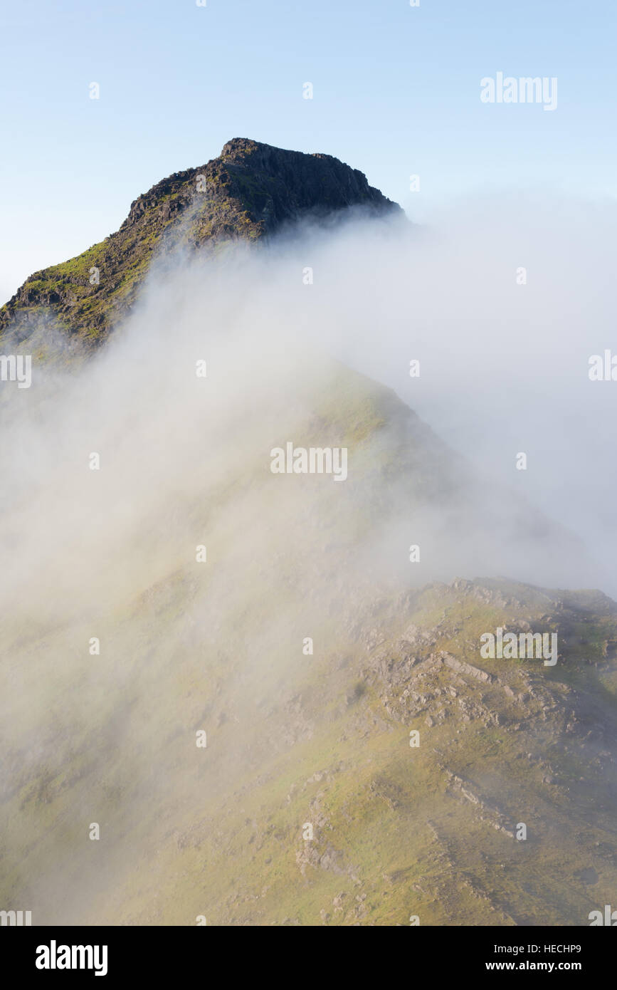 Montagna Askival emergenti dalle nuvole, isola di rum, Scotland, Regno Unito Foto Stock