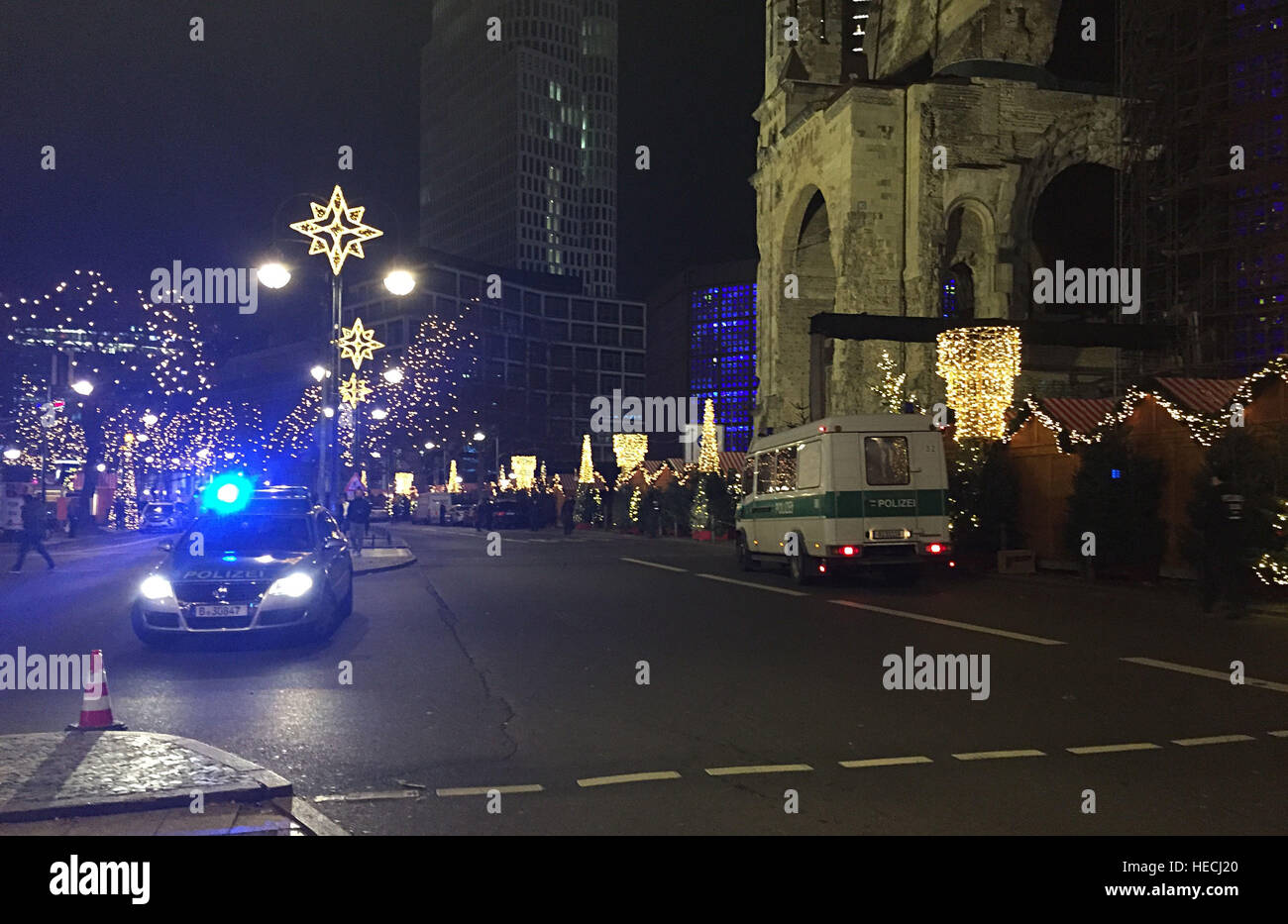 Di polizia sulla KurfÂŸrstendamm, Berlino come nove persone sono morti e ancora più feriti dopo un carrello arata in un affollato mercato di Natale a Berlino. Foto Stock