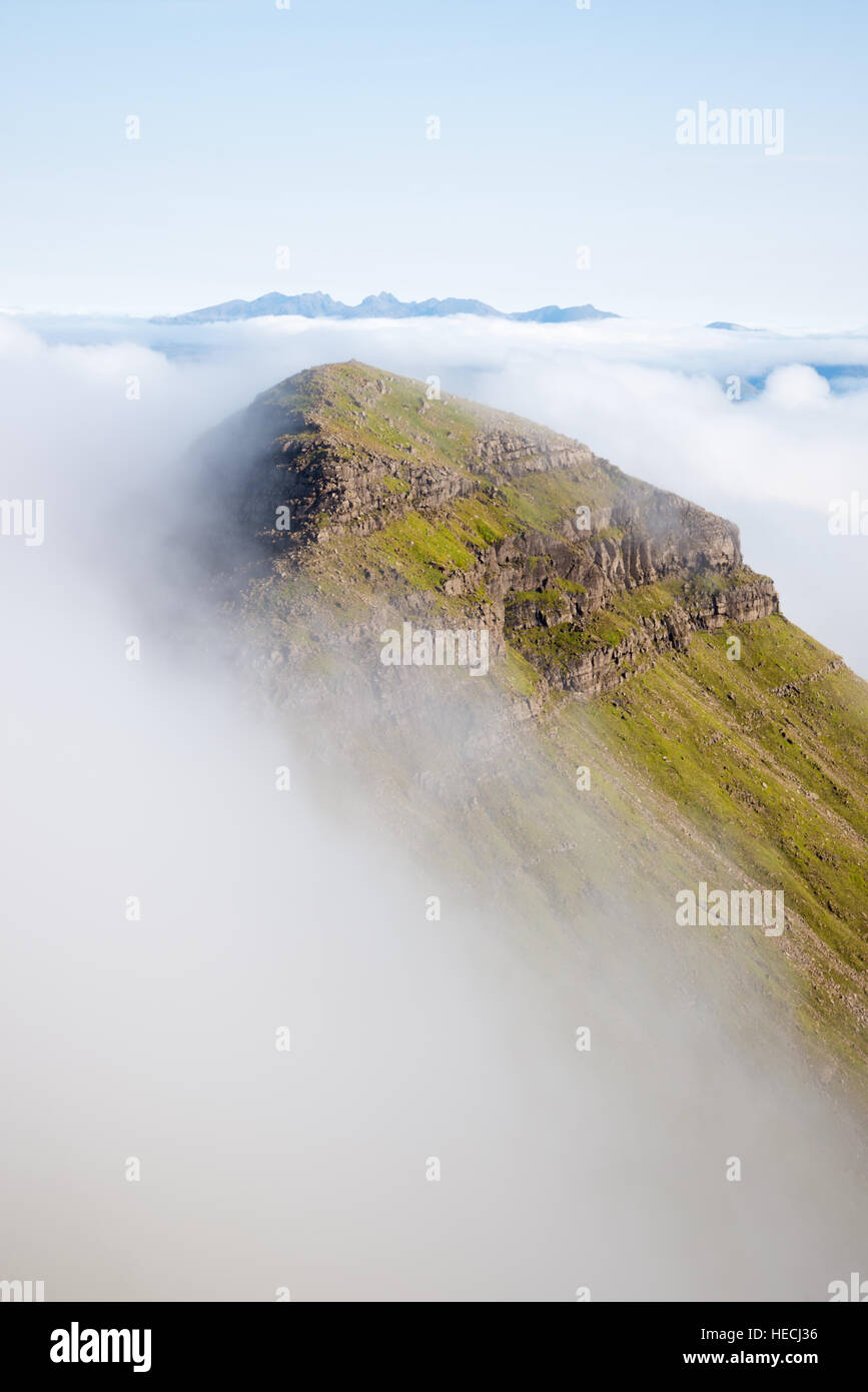 Montagna Hallival emergenti dalla nebbia, guardando verso l'Isola di Skye, Isola di rum, Ebridi Interne, Scotland, Regno Unito Foto Stock