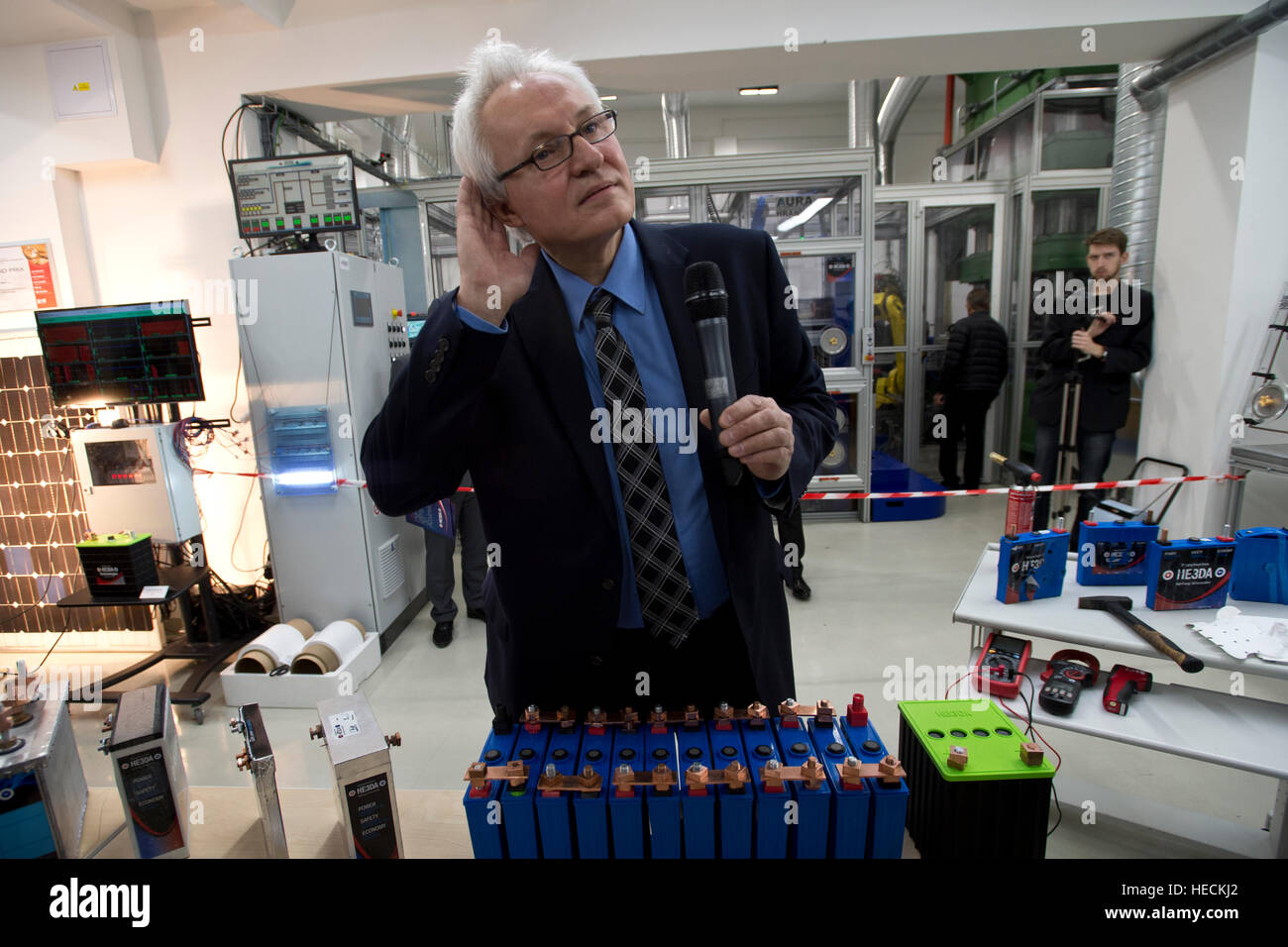 Praga, Repubblica Ceca. Xix Dec, 2016. Società da lui3DA Presidente Jan Prochazka mostra le qualità di una nuova batteria durante l inizio ufficiale della batteria di una linea di produzione a Praga, a Lunedi, Dicembre 19, 2016. La nuova batteria è basata sulle nanotecnologie e si suppone di essere più efficienti e durature, meno caro e più leggero e soprattutto più sicura. La batteria è progettata per immagazzinare energia da fonti di sorgenti elettriche e di cooperare con le smart grid. Prossimo tipo sarà adatto per le automobili elettriche. © Michal Kamaryt/CTK foto/Alamy Live News Foto Stock