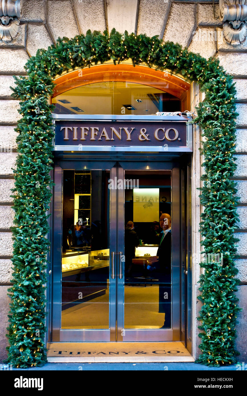 Negozio Tiffany & Co. A Roma, ingresso alla porta d'ingresso del negozio.  Boutique di moda. Shopping di lusso. Negozio di alta strada. Roma Natale.  Italia, Europa, UE Foto stock - Alamy