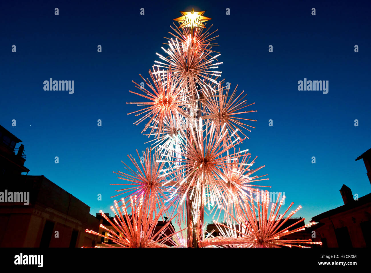 Luci natalizie a LED, offerte da Bulgari; in Piazza di Spagna, Piazza di  Spagna. Tempo di Natale a Roma, umore natalizio, stagione invernale.  Italia, Europa UE Foto stock - Alamy