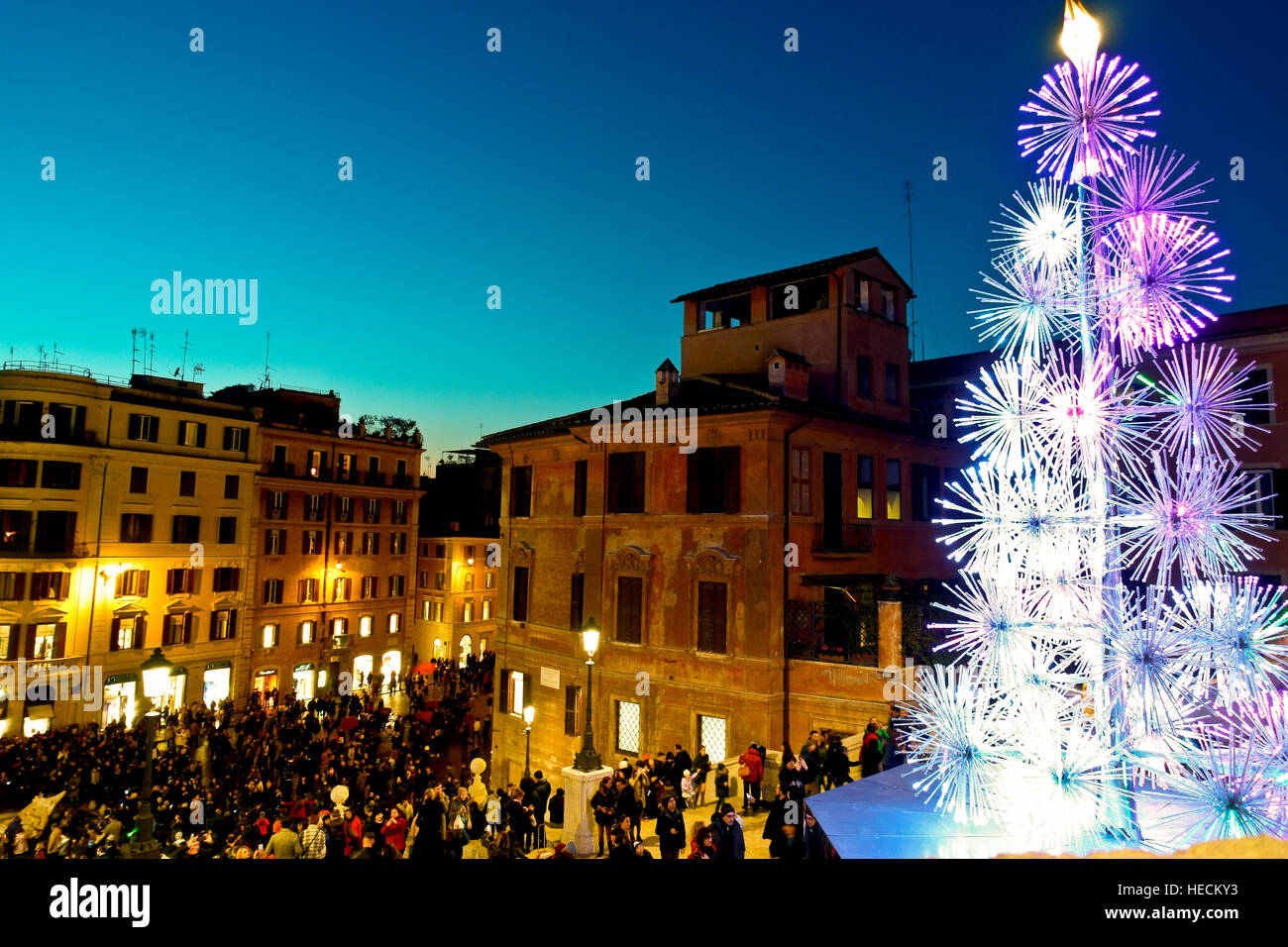Albero a LED di Natale, offerto da Bulgari; in Piazza di Spagna, Piazza di Spagna. Tempo di Natale a Roma, umore natalizio, stagione invernale. Italia, Europa, UE Foto Stock