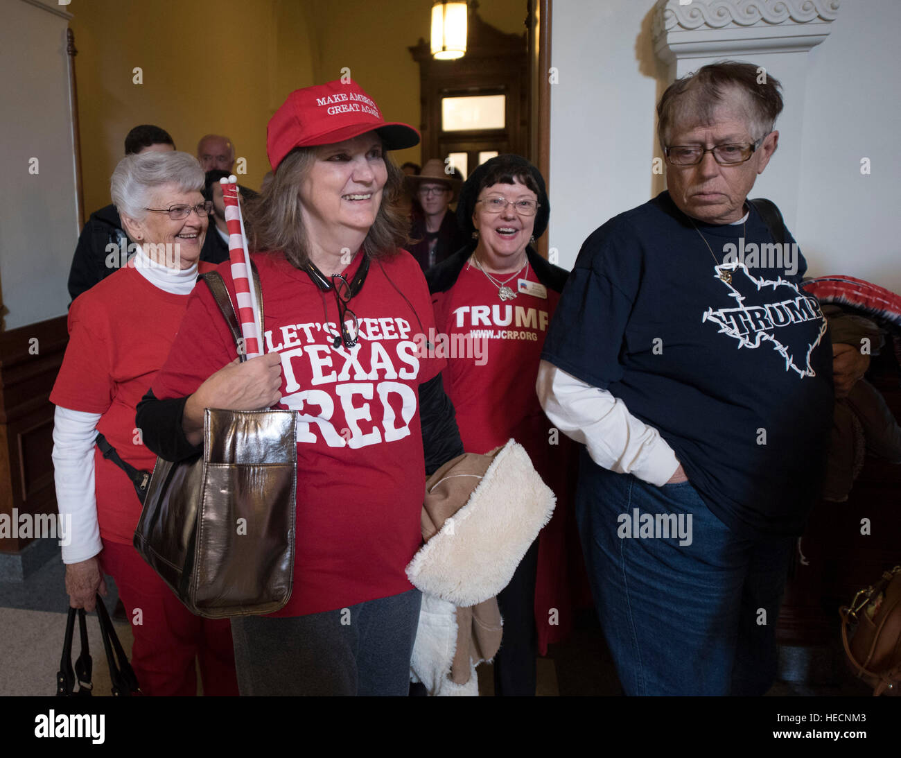 Austin, Texas, Stati Uniti d'America. Xix Dec, 2016. Trump sostenitori attendere prima di entrare nella casa dei rappresentanti gallery Dove Texas elettori NEGLI STATI UNITI Collegio elettorale di soddisfare al Texas Capitol a votare per il presidente Donald Trump e Vicepresidente Mike Pence. Centinaia di manifestanti hanno intonato al di fuori del Campidoglio durante la votazione. Credito: Bob Daemmrich/Alamy Live News Foto Stock