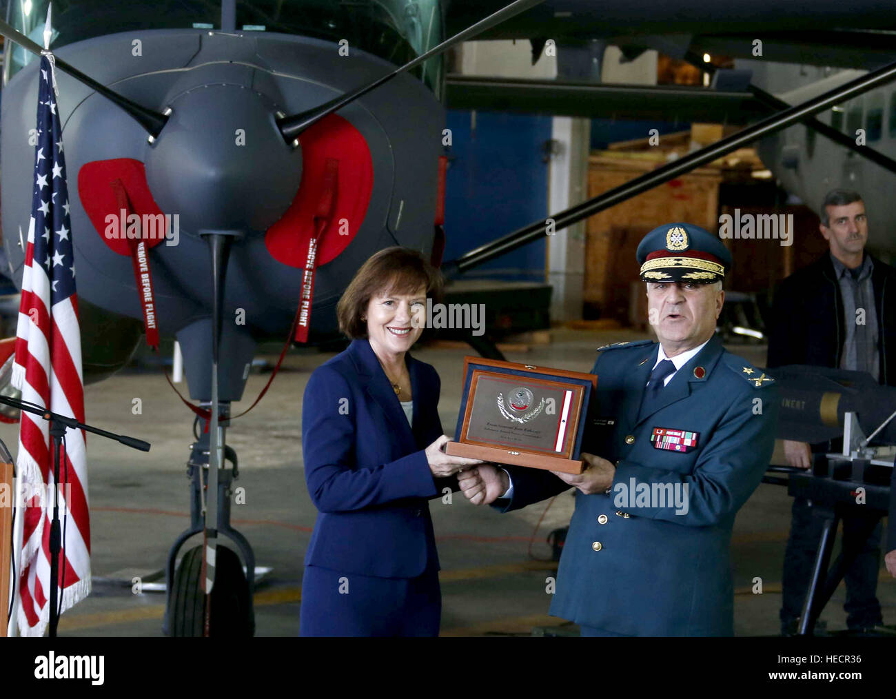 Beirut. Xix Dec, 2016. Ambasciatore degli Stati Uniti in Libano Elizabeth Richard (L) e libanesi Brig. Gen. Jean Farah partecipare alla cerimonia di consegna di un "Cessna' piano a Beirut il 19 dicembre, 2016. Gli Stati Uniti il lunedì consegnati all'esercito libanese un 'Cessna' warplane dotato di 'Hellfire' via missili aria-terra. © Marvan Assaf/Xinhua/Alamy Live News Foto Stock