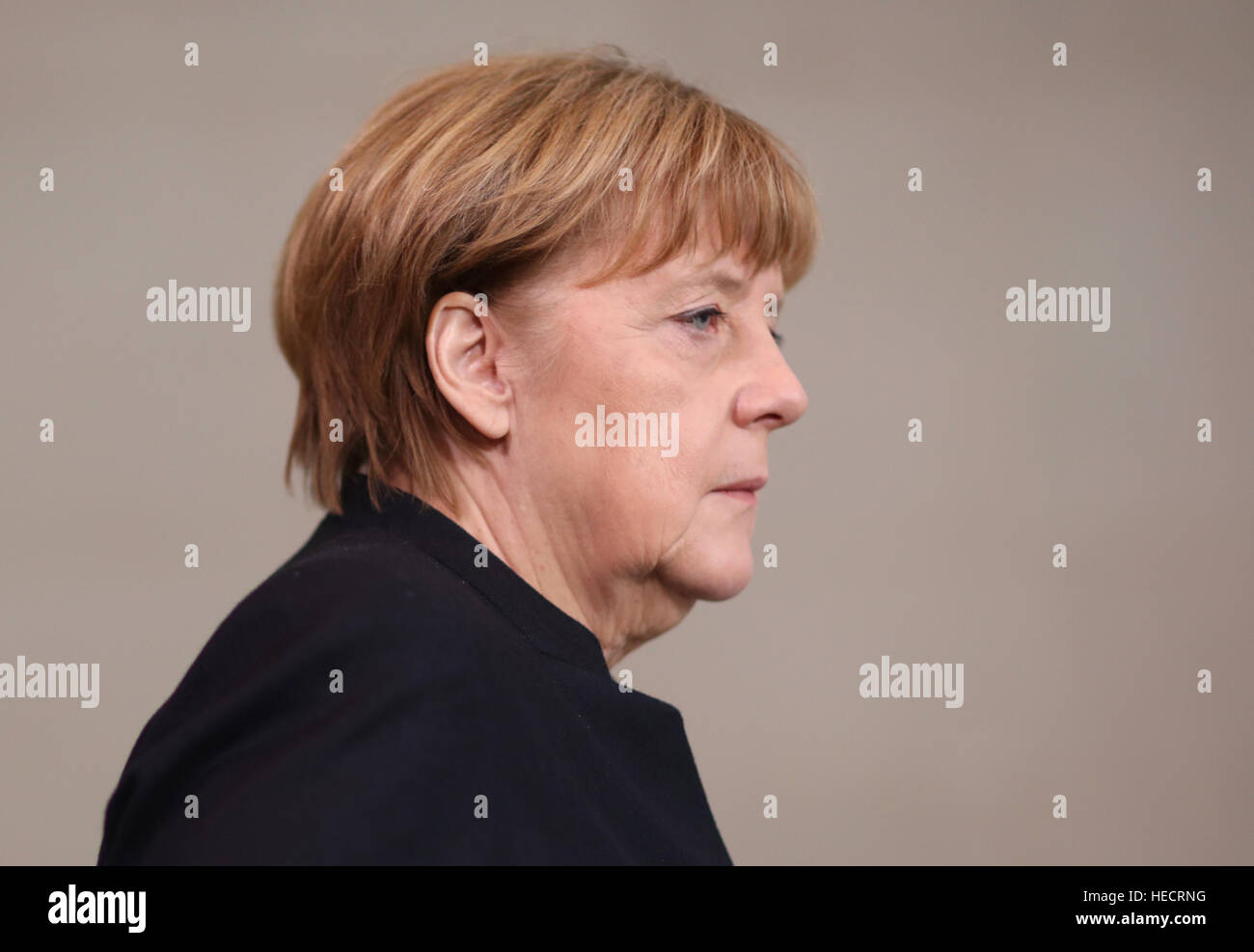 Berlino, Germania. Xx Dec, 2016. Il cancelliere tedesco Angela Merkel (CDU) sul suo modo di dare una dichiarazione circa il sospetto di attacco del carrello a Berlino, presso la cancelleria federale a Berlino, Germania, 20 dicembre 2016. Foto: Michael Kappeler/dpa/Alamy Live News Foto Stock