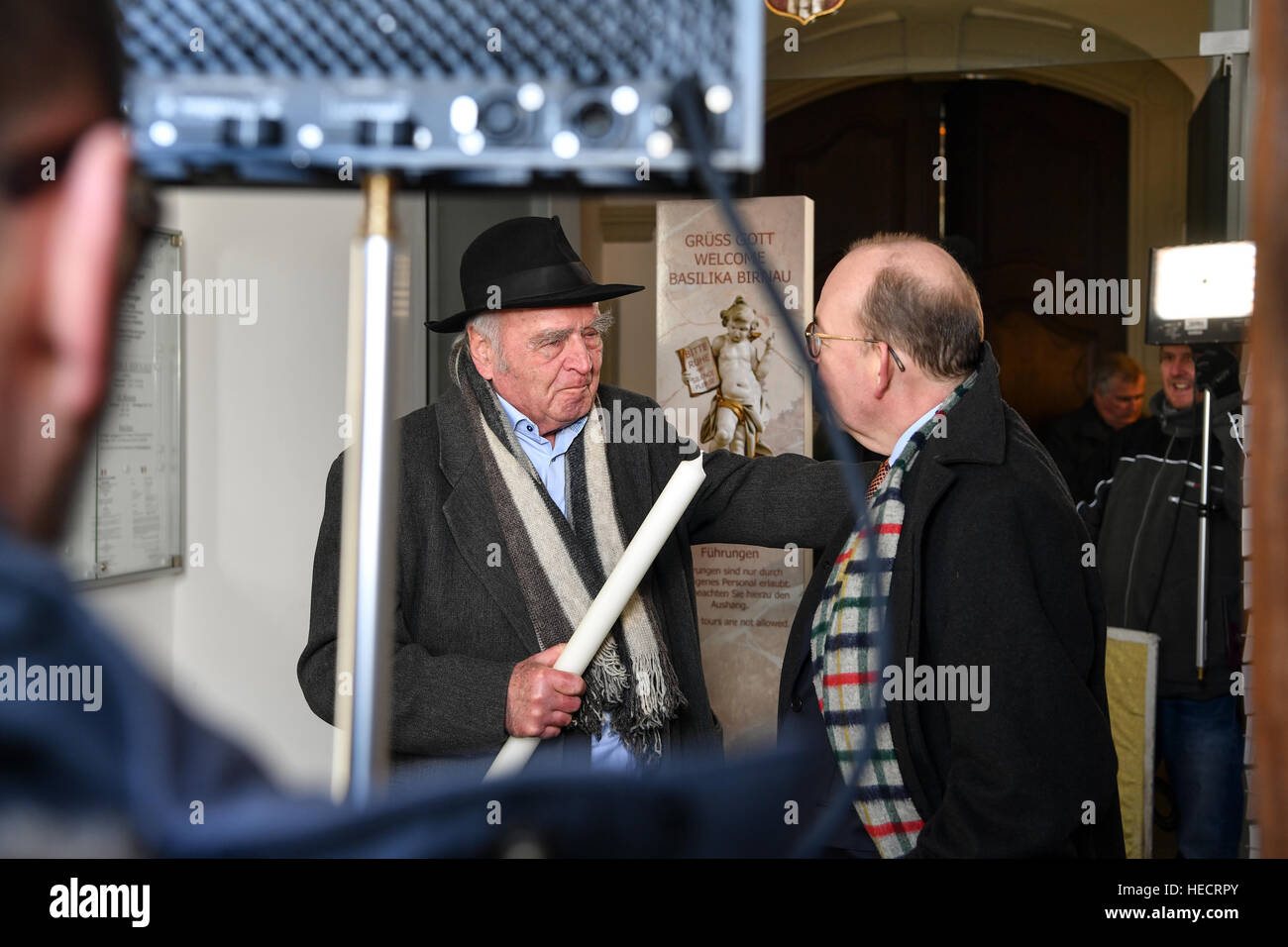 Il lago di Costanza, in Germania. Xix Dec, 2016. Autore Martin Walser (l) tiene in mano una candela come egli parla al critico letterario Denis Schöneck in Wallfahrtskirche Chiesa di Birnau Il Lago di Costanza, in Germania, 19 dicembre 2016. Emittente Suedwest-Rundfunk è filmare un documentario su Martin Walser la vita in occasione del suo novantesimo compleanno. Foto: Felix Kästle/dpa/Alamy Live News Foto Stock