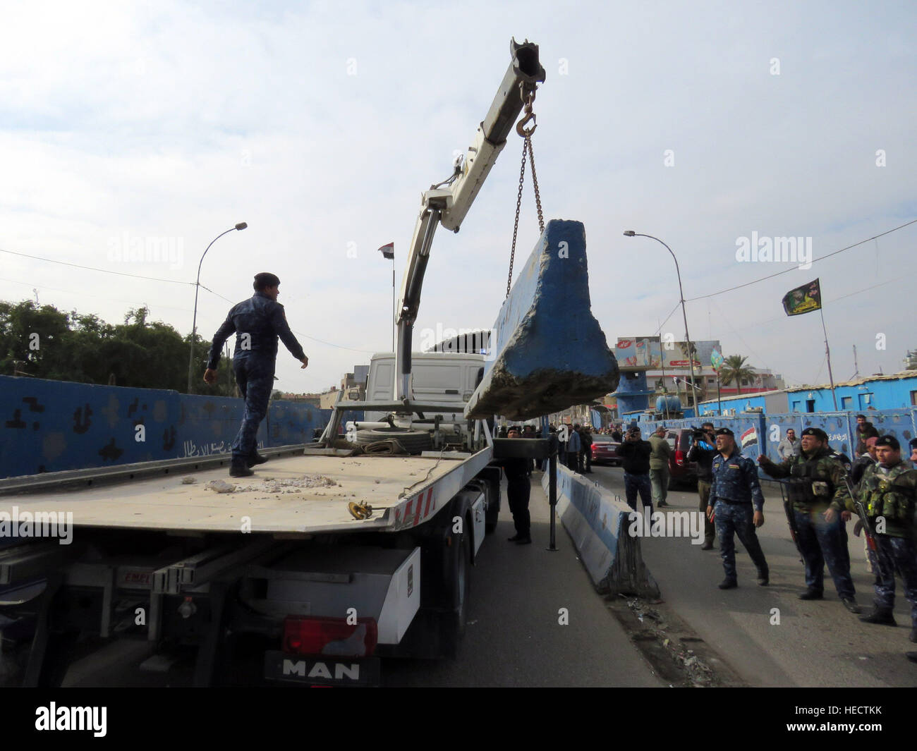 Baghdad in Iraq. Xx Dec, 2016. Sicurezza irachena Forza rimozione cemento blocchi stradali da un checkpoint nel centro di Baghdad, Iraq, il 20 dicembre, 2016. Baghdad Operations Command ha iniziato a sollevare tutti i punti di controllo dalle strade di Baghdad. © Khalil Dawood/Xinhua/Alamy Live News Foto Stock