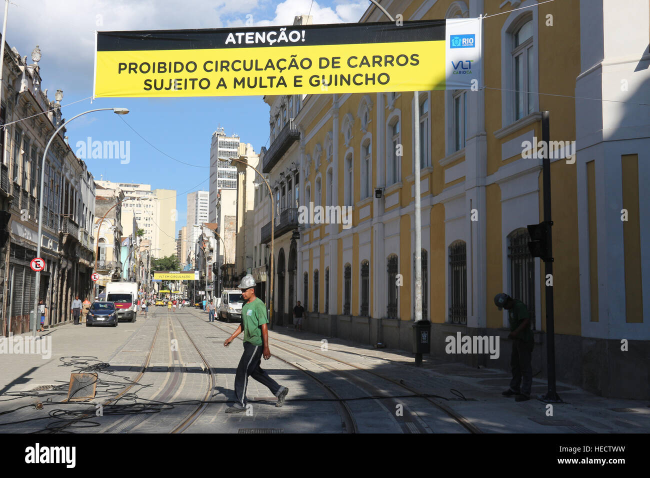 Rio de Janeiro, Brasile, 19 Dicembre 2016: pur essendo ufficialmente inaugurato il nuovo tratto di VLT Carioca ancora non funziona ed è nelle fasi finali di attuazione. Il VLT Carioca (Light Rail veicolo) è stato uno dei principali lasciti del Rio 2016 Giochi Olimpici, ma durante i Giochi Olimpici, solo una sezione lavorata, che collega l'Aeroporto Santos Dumont a Novo Rio bus terminal. Questo fine settimana, Rio è il Municipio ha inaugurato un nuovo tratto di VLT Carioca, collegando la prossimità del Central do Brasil con Praça XV. L'inaugurazione è stato solo un caso politico, poiché ci sono ancora molti lavoratori worki Foto Stock