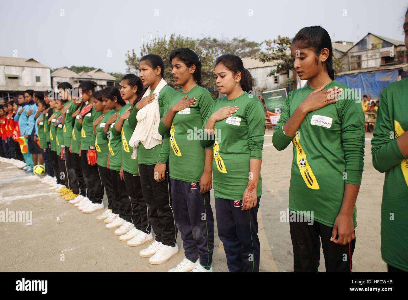 Dacca in Bangladesh. Xx Dec, 2016. Donna del Bangladesh football giocatori  canta l inno nazionale prima di iniziare la partita di calcio a Dhaka, nel  Bangladesh, Dicembre 20, 2016. © Suvra Kanti