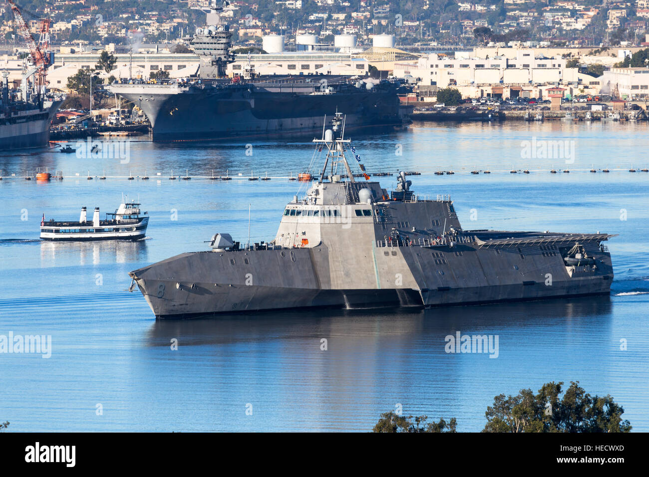 La nave da combattimento Littoral USS Montgomery attraversa la baia di San Diego Foto Stock