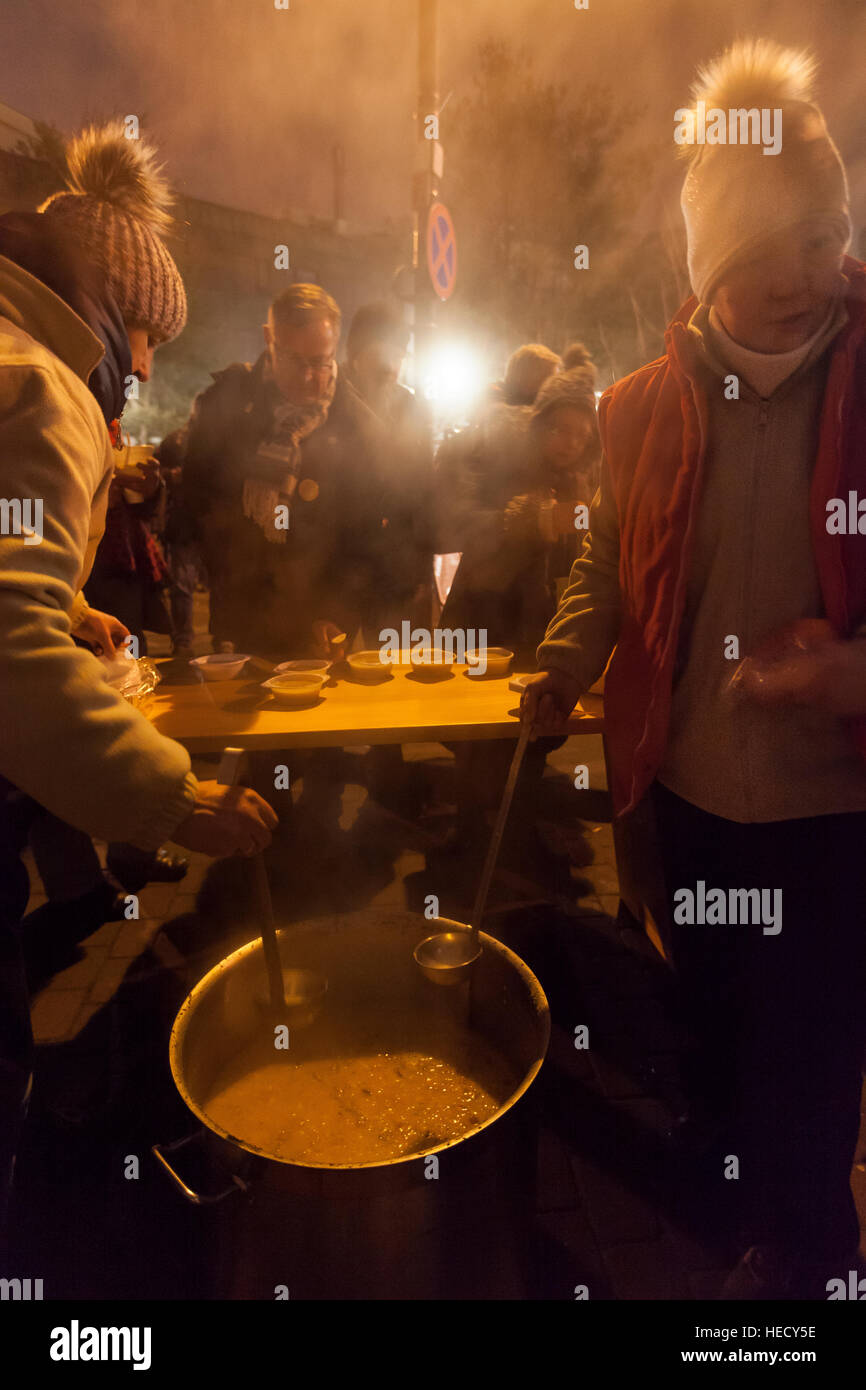 Varsavia, Polonia. Xx Dec, 2016. Una zuppa di piselli è servito a notte dai volontari durante la manifestazione in difesa della democrazia e della libertà di discorso davanti al parlamento di Varsavia, Polonia sul dicembre 20, 2016. Credito: Marcin Jamkowski avventura/foto/Alamy Live News Foto Stock