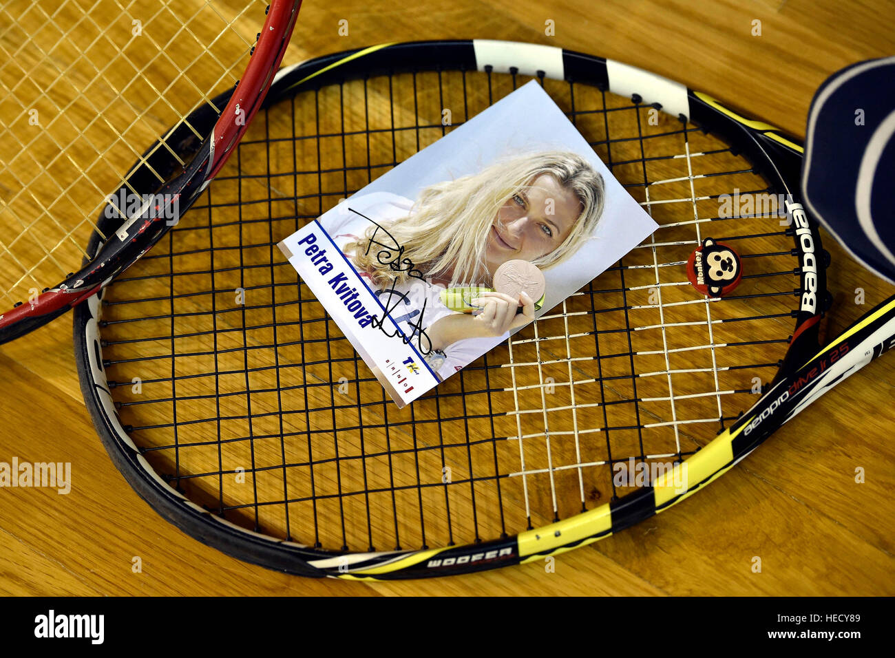 Brno, Repubblica Ceca. Xx Dec, 2016. Una fotografia della Ceca giocatore di tennis Petra KVITOVA è visto posato su una racchetta da tennis durante la carità tennis mostra a Brno Martedì, Dicembre 20, 2016. Il due volte campione di Wimbledon Petra KVITOVA ha dovuto annullare la sua partecipazione alla manifestazione a causa del ferimento durante un attacco nel suo appartamento in Prostejov, Repubblica Ceca. Kvitova il portavoce Karel Tejkal dice martedì 20 dicembre 2016 Kvitova subito a sinistra e di pregiudizio è stata trattata dai medici. © Vaclav Salek/CTK foto/Alamy Live News Foto Stock