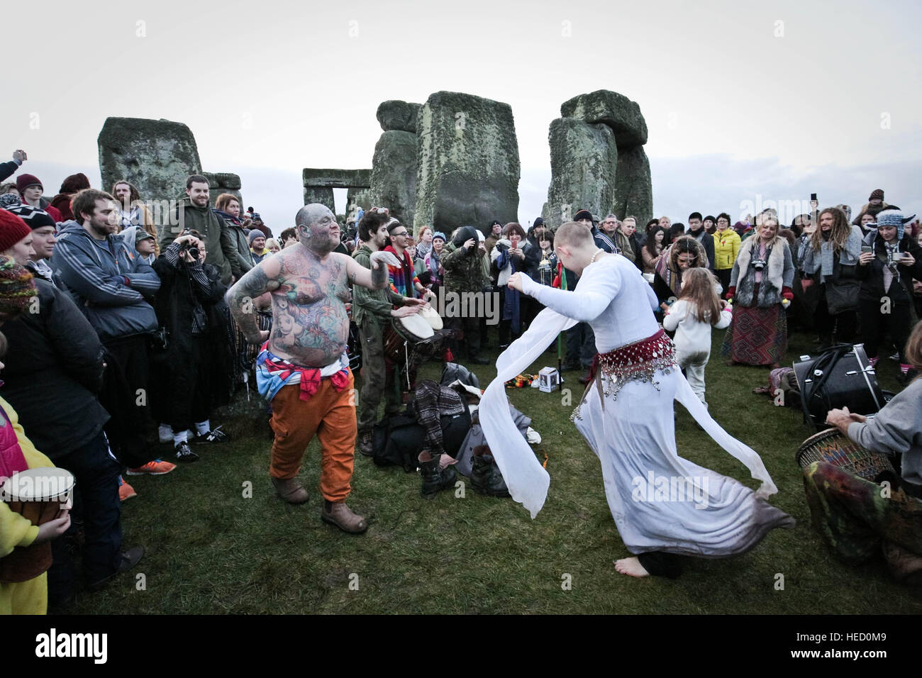 Wiltshire, Regno Unito. Il 21 dicembre, 2016. Mad Alan e Amy Synth dance. Solstizio d'inverno celebrazioni a Stonehenge © Guy Corbishley/Alamy Live News Foto Stock