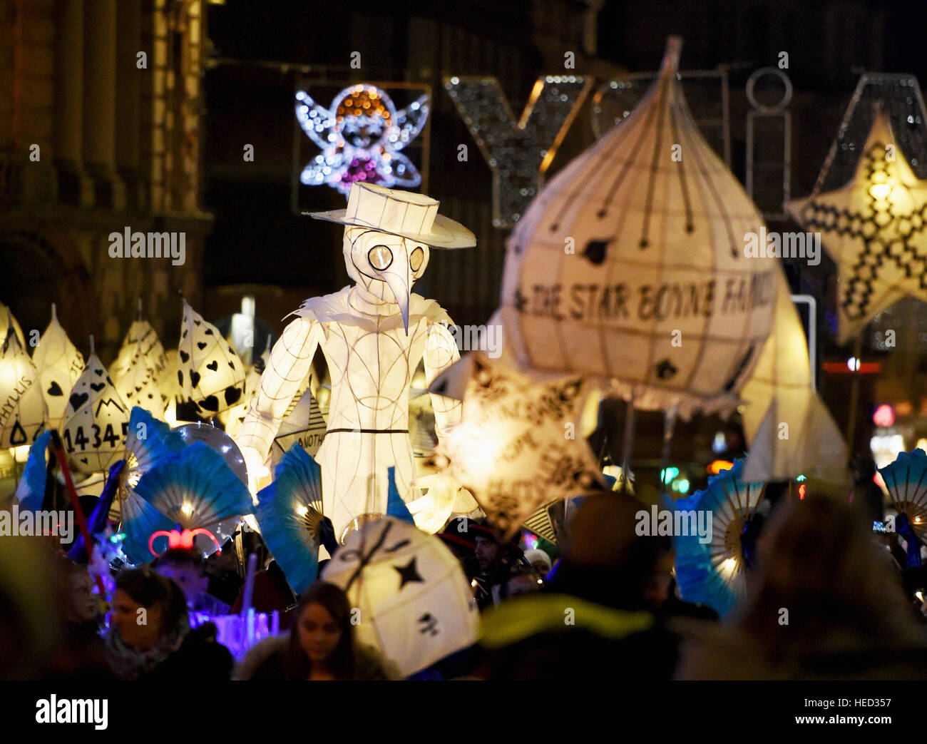 Brighton, Sussex, Regno Unito. Xxi dec, 2016. migliaia di persone in giro per la masterizzazione annuale gli orologi lanterna processione e fuochi in Brighton questa sera. L'evento è organizzato dalla stessa sky community arts carità per celebrare il solstizio d'inverno e per riflettere sull'anno andato da © simon dack/alamy live news Foto Stock