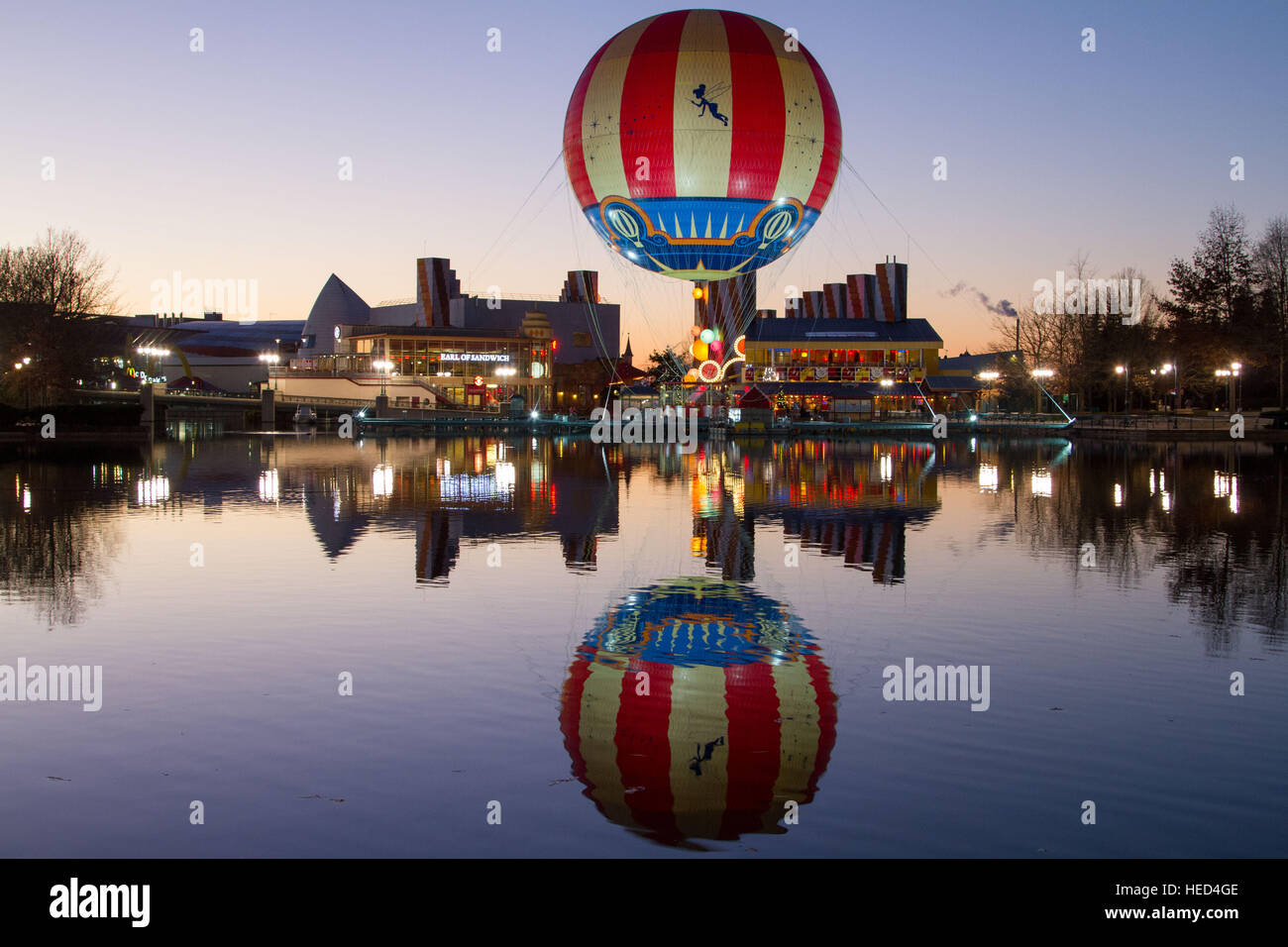 Villaggio Disney e la sua mongolfiera al crepuscolo Marne La Vallee Francia Foto Stock