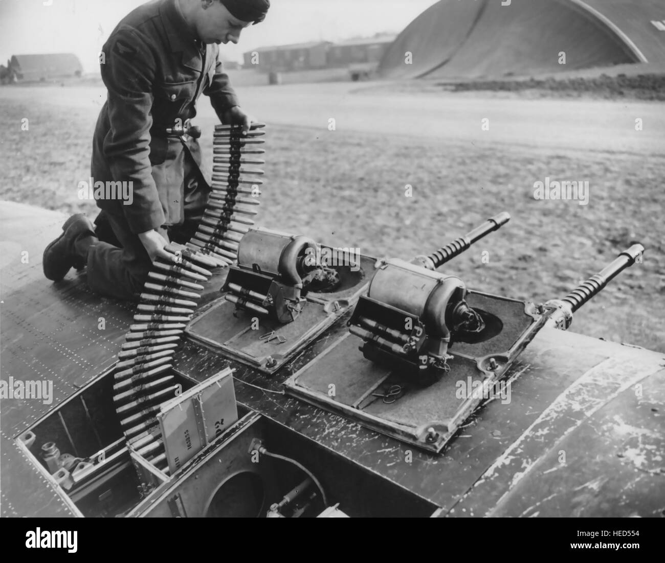 SPITFIRE armamento caricamento Armourer Hispano cannon probabilmente in un'ala di uno Spitfire Mk Vc circa 1944 Foto Stock