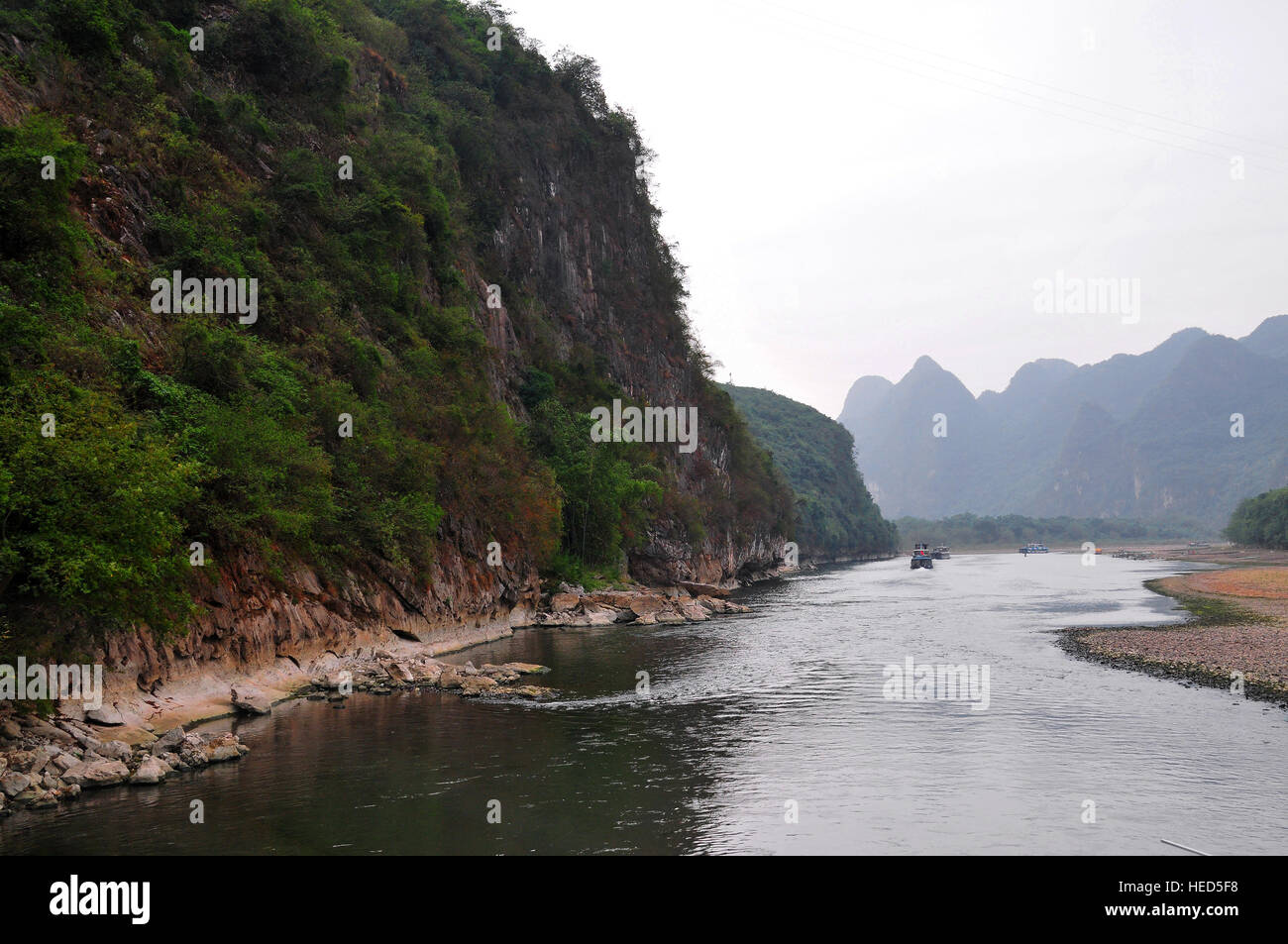 Scenario del Fiume Lijiang Guilin-Yangshuo include zattere di bambù, crociera barche, dirupi, formazioni carsiche, cascate, campi di riso, & PICCHI, Foto Stock