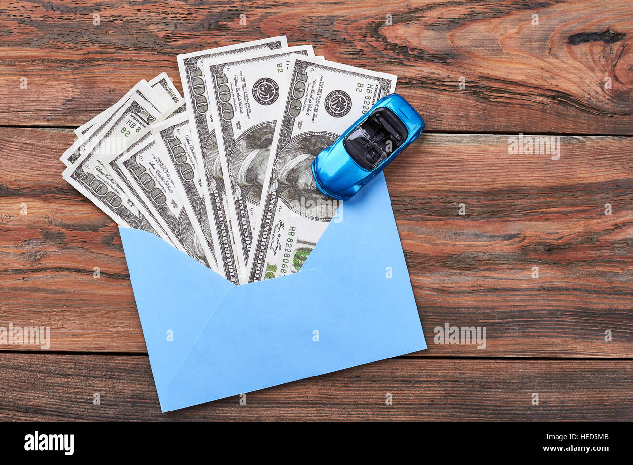 Macchina giocattolo e dollari americani. Foto Stock