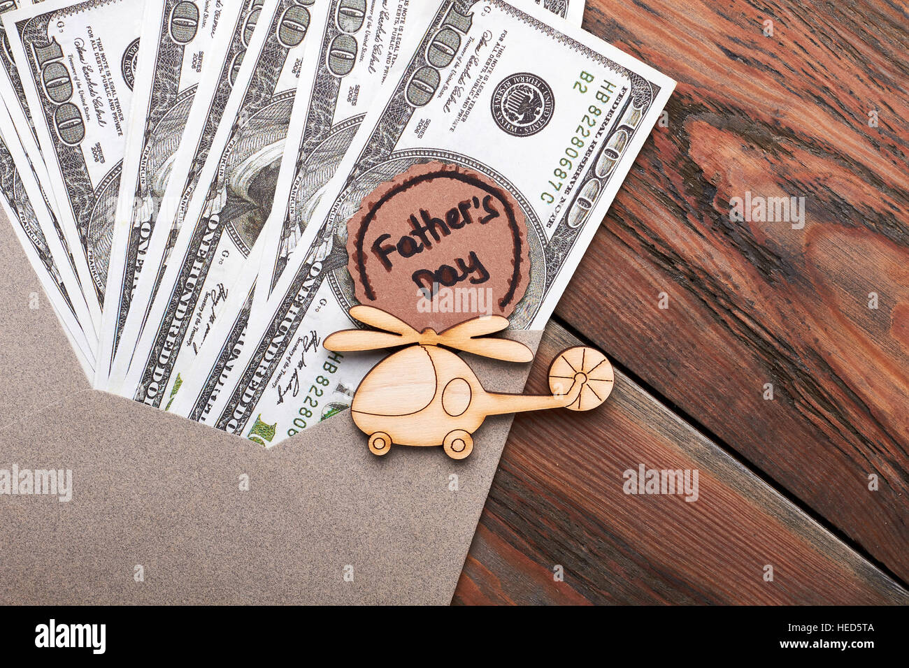 Elicottero in legno vicino le fatture del dollaro. Foto Stock