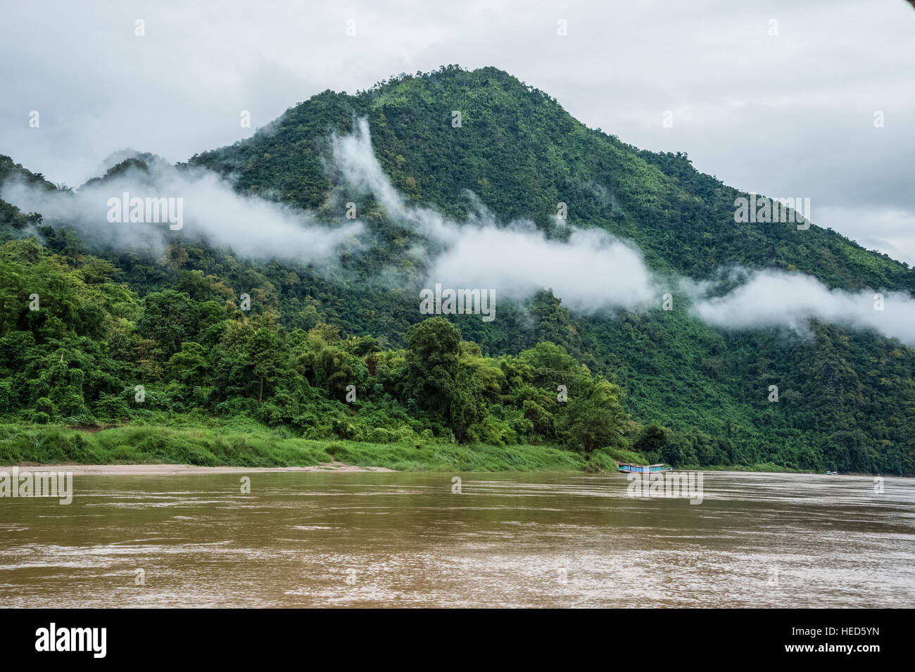 Paesaggio fluviale sul fiume Mekong turistico fluviale barca di crociera Foto Stock