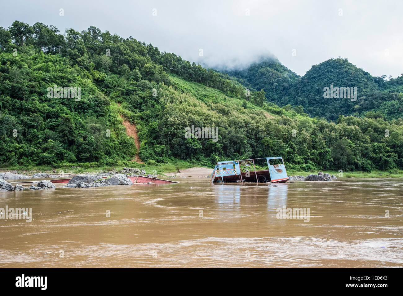 Paesaggio fluviale sul fiume Mekong piacere crociera sul fiume relitto barca Foto Stock