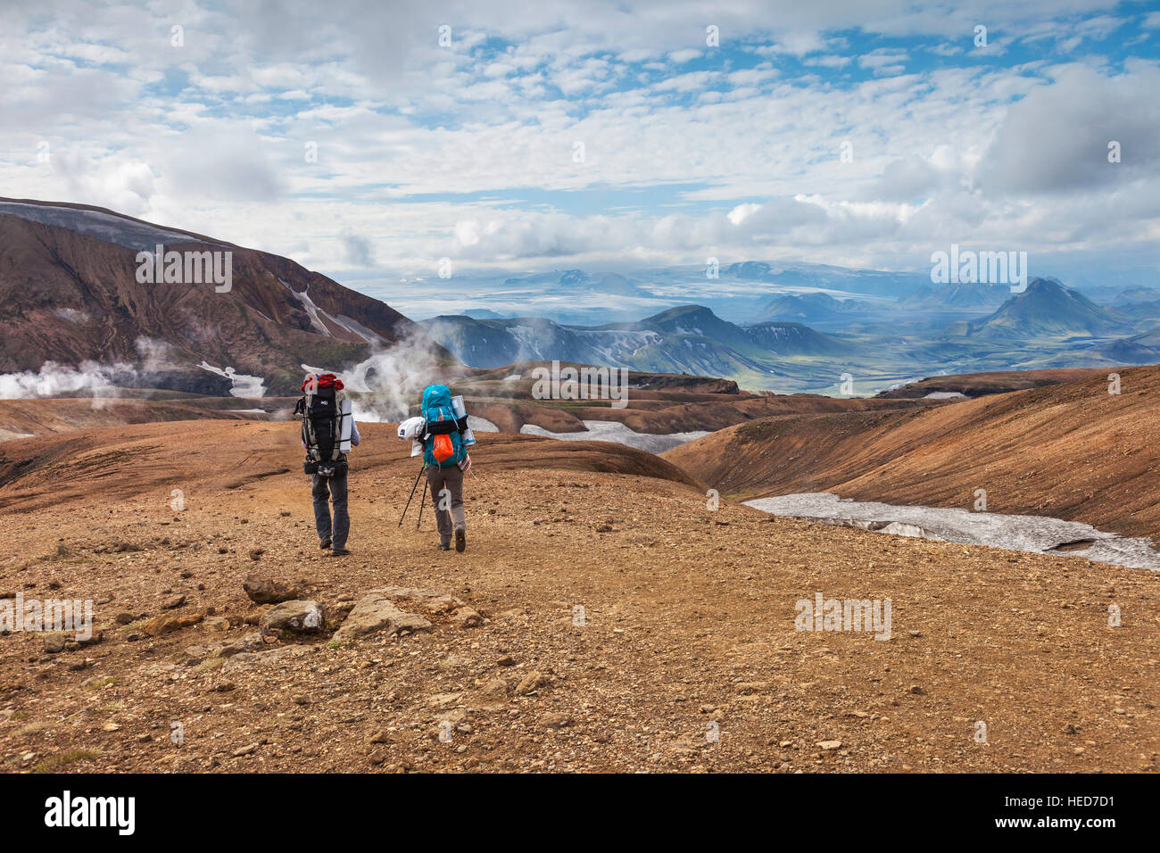 Due escursionisti sulla Laugavegur Hiking Trail con il Ghiacciaio Myrdalsjokull sotto il quale si trova il vulcano Katla avanti, Islanda Foto Stock