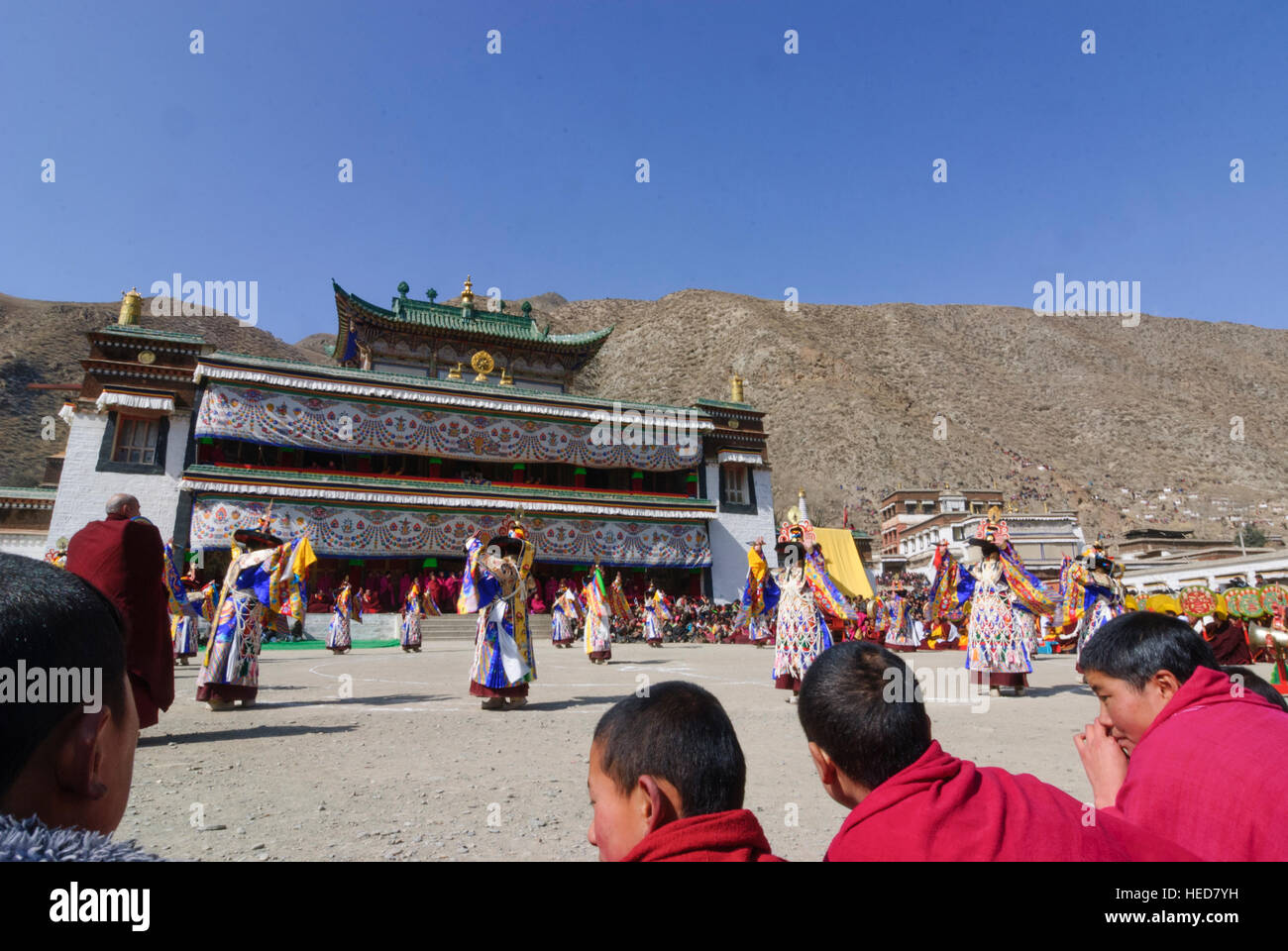 Xiahe: monastero tibetano Labrang presso il Festival Monlam; Cham danza (masquerade) dai monaci, Tibet, Gansu, Cina Foto Stock