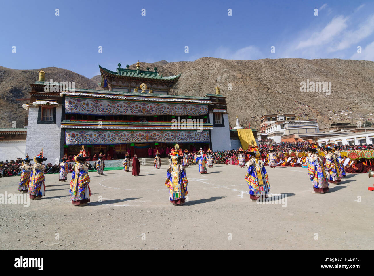 Xiahe: monastero tibetano Labrang presso il Festival Monlam; Cham danza (masquerade) dai monaci, Tibet, Gansu, Cina Foto Stock