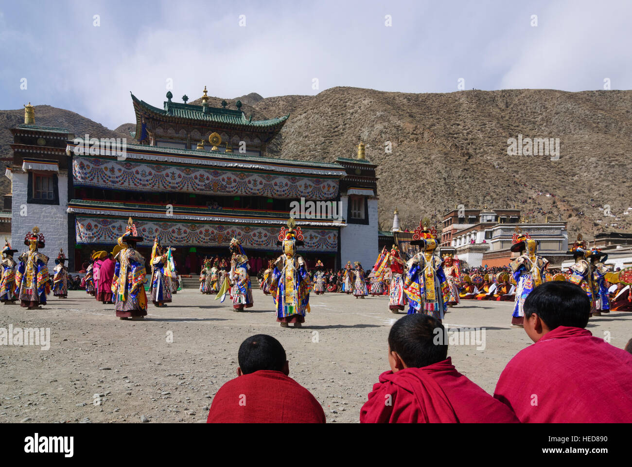 Xiahe: monastero tibetano Labrang presso il Festival Monlam; Cham danza (masquerade) dai monaci, Tibet, Gansu, Cina Foto Stock