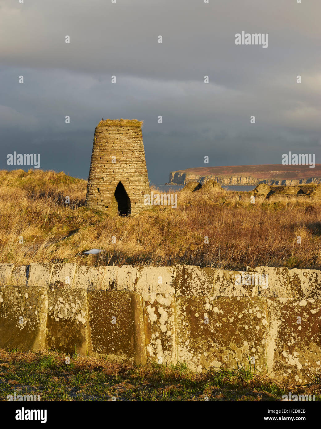 Vecchio mulino a vento sul patrimonio in lastricato sentiero, Castlehill, Castletown, Caithness in Scozia Foto Stock