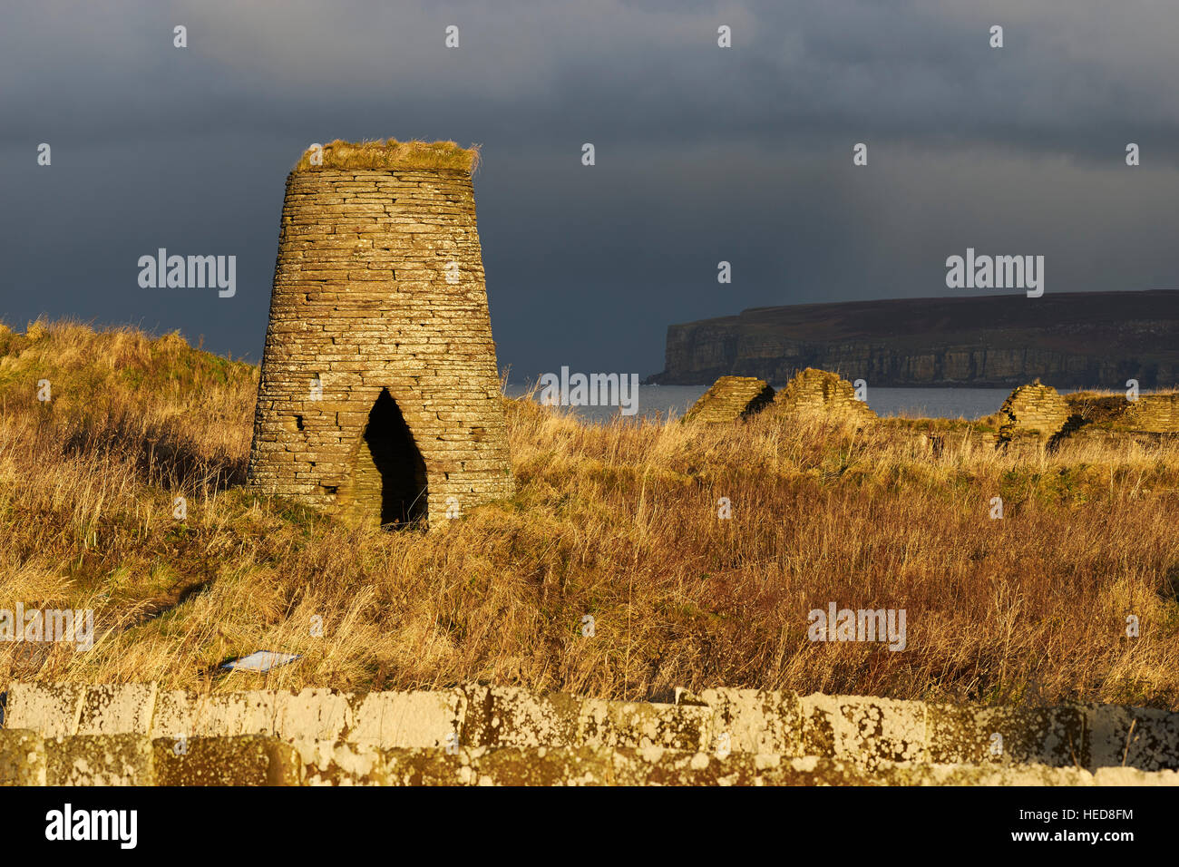 Vecchio mulino a vento sul patrimonio in lastricato sentiero, Castlehill, Castletown, Caithness in Scozia Foto Stock