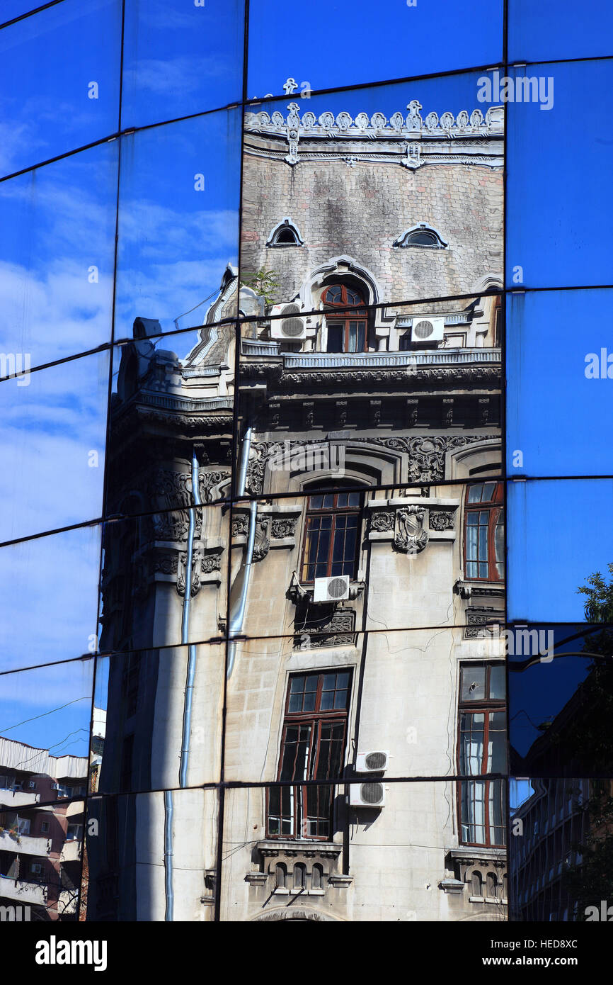 Rumänien, Bukarest, im Zentrum, Bürogebäude, Bankgebäude, Spiegelung im modernen BCR-Sparkassengebäude Foto Stock