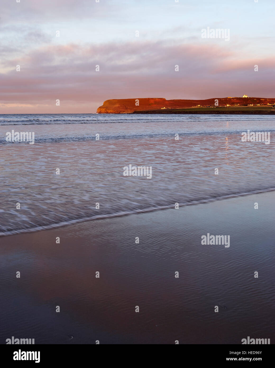 Vista di testa Dwarwick da Dunnet Bay Beach, Caithness in Scozia Foto Stock