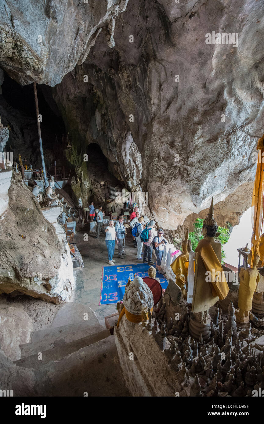 I turisti a Pak Ou santuario buddista e grotte sul fiume Mekong Foto Stock