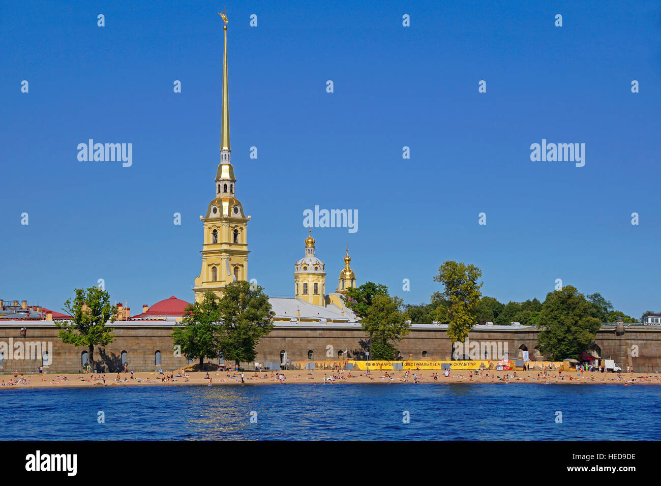 La fortezza di Pietro e Paolo con spiaggia sul fiume Neva a San Pietroburgo, Russia. Foto Stock